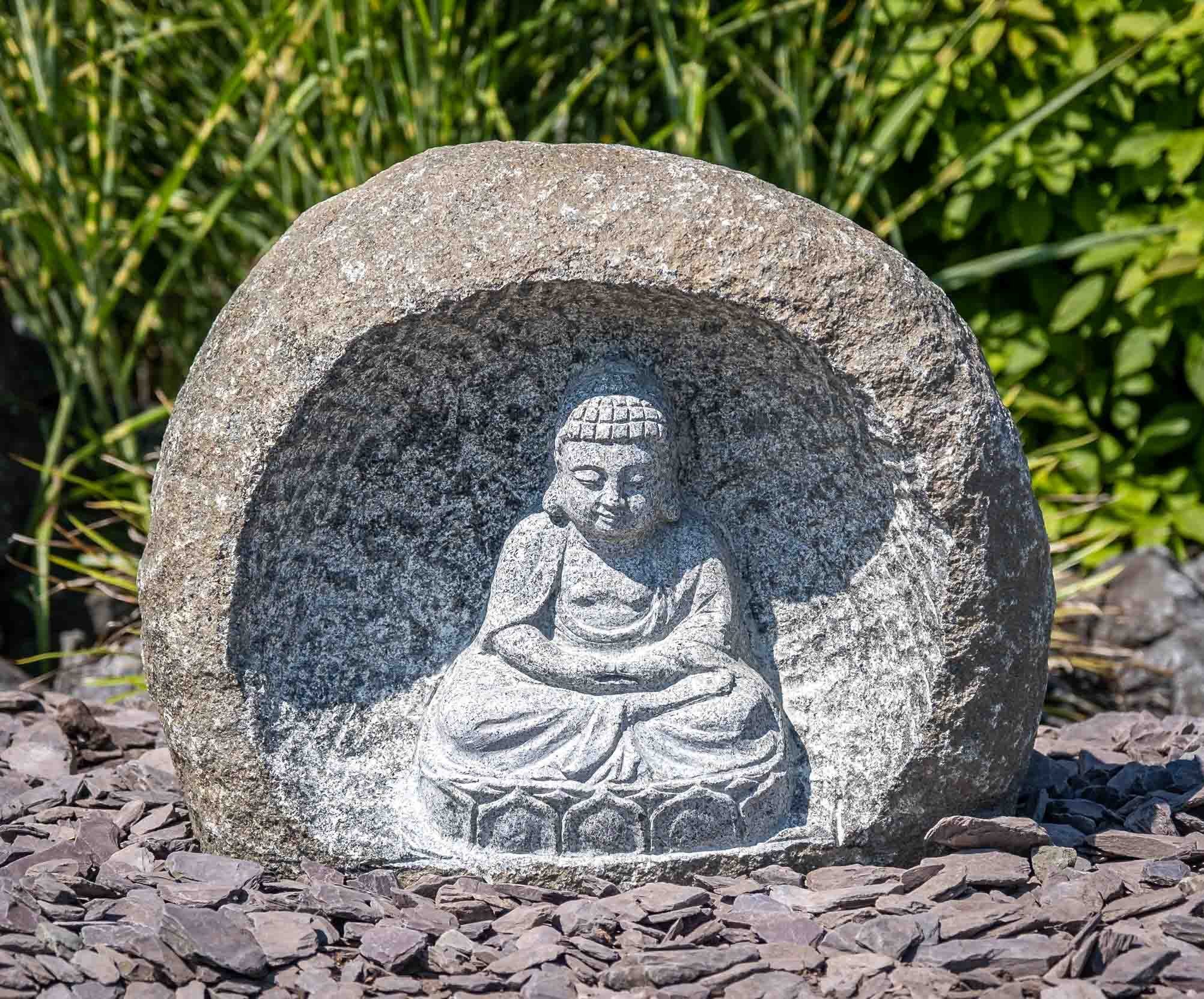 sehr UV-Strahlung. und Buddha-Motiv, – Regen IDYL Naturprodukt Frost, witterungsbeständig – robust mit gegen ein Granitstein Granitstein Gartenfigur