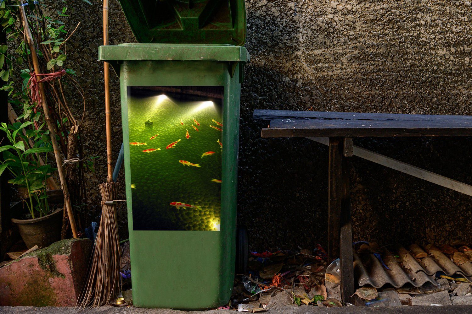 MuchoWow Wandsticker Eine große Sticker, nachts Koi-Karpfen Abfalbehälter schwimmt in von (1 St), Mülleimer-aufkleber, Gartenteich einem Gruppe Container, Mülltonne