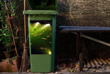 MuchoWow Wandsticker Eine große Gruppe von Koi-Karpfen schwimmt nachts in einem Gartenteich (1 St), Mülleimer-aufkleber, Mülltonne, Sticker, Container, Abfalbehälter