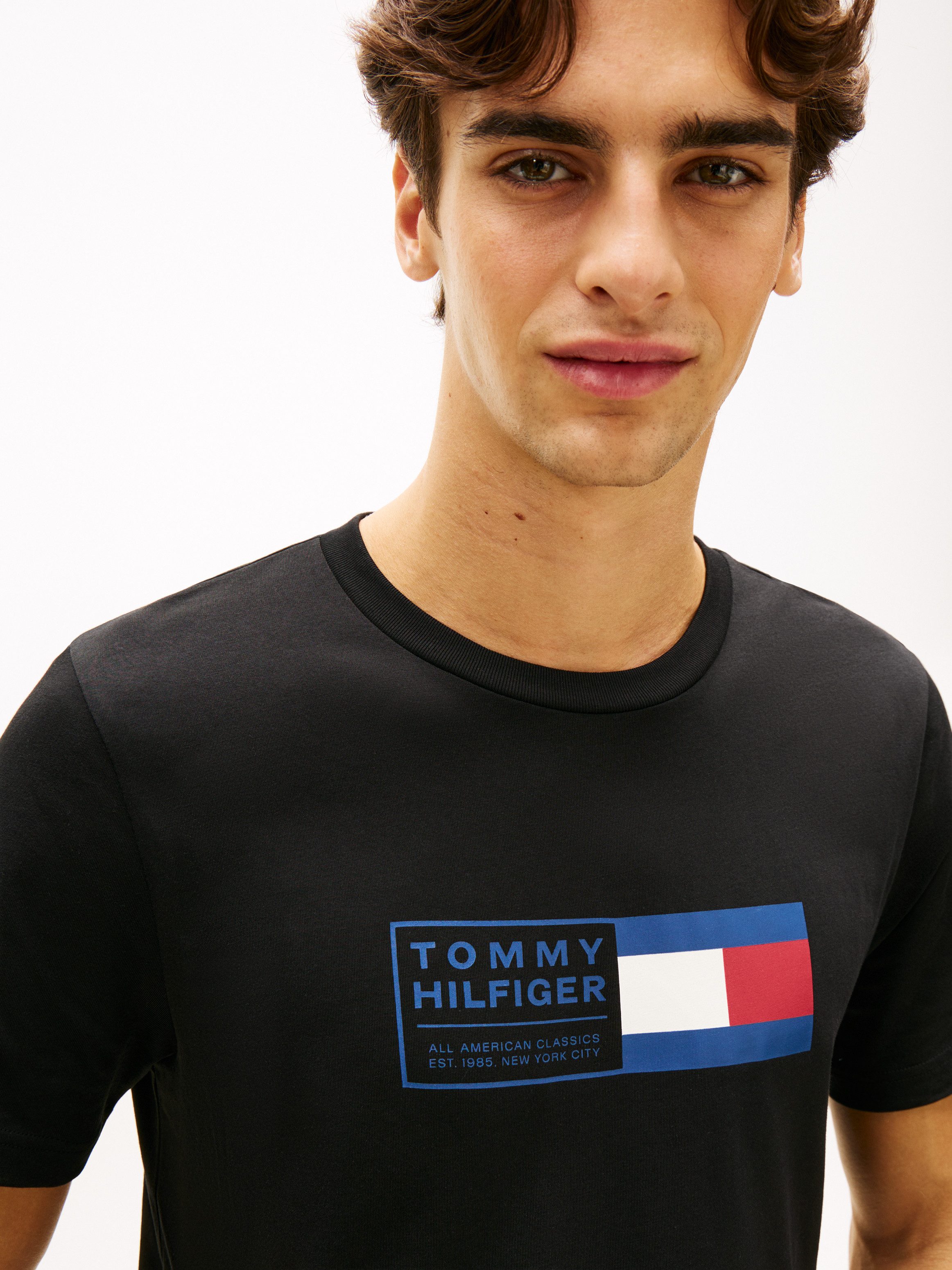 Tommy Hilfiger T-Shirt BRAND LOVE TEXT BOX regular fit, gerippter Rundhals