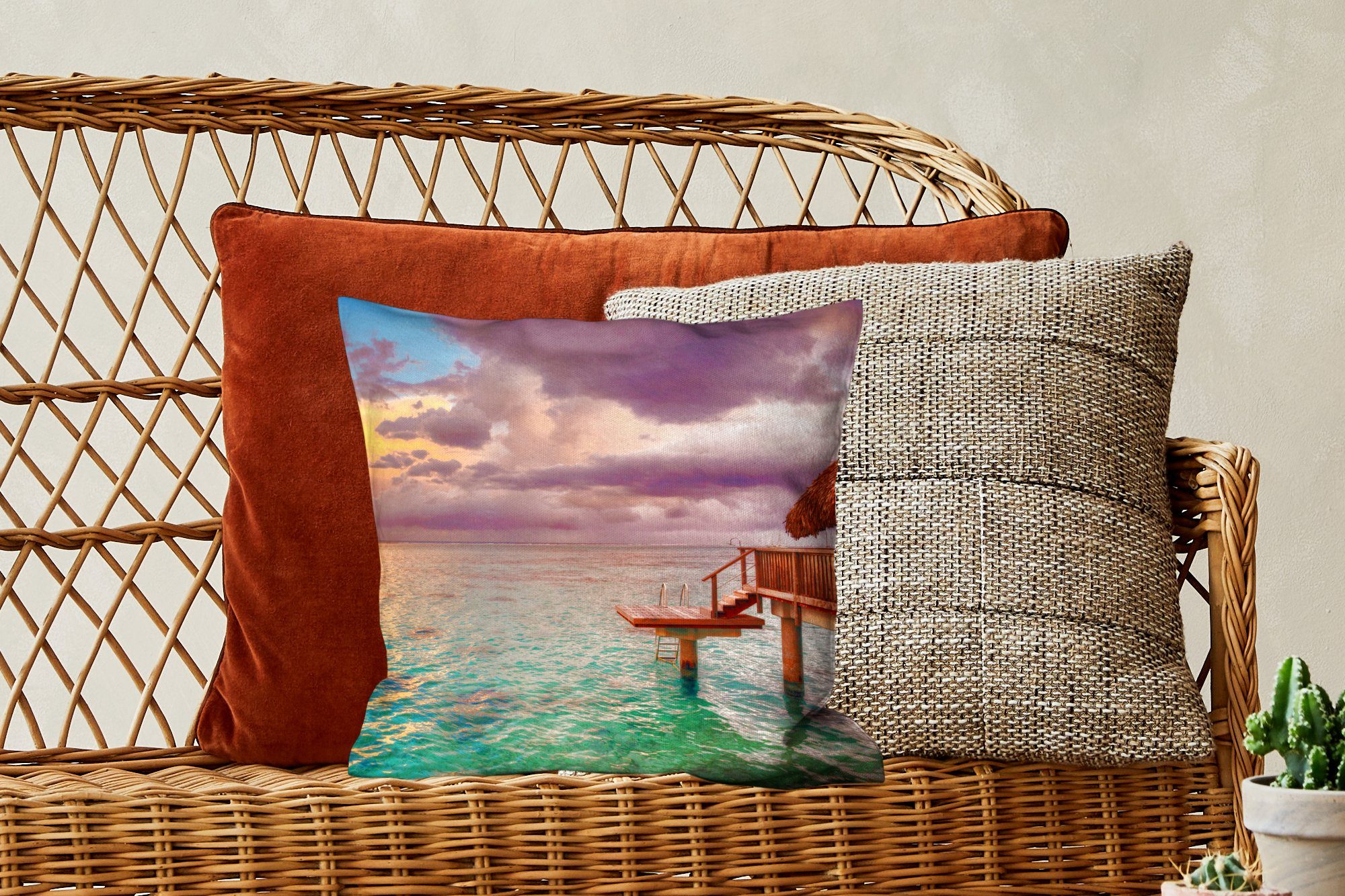 mit der Zierkissen Dekokissen für Wohzimmer, Schlafzimmer, Füllung Sonnenuntergang Mo'orea, Bungalow MuchoWow auf Sofakissen Insel Deko, mit