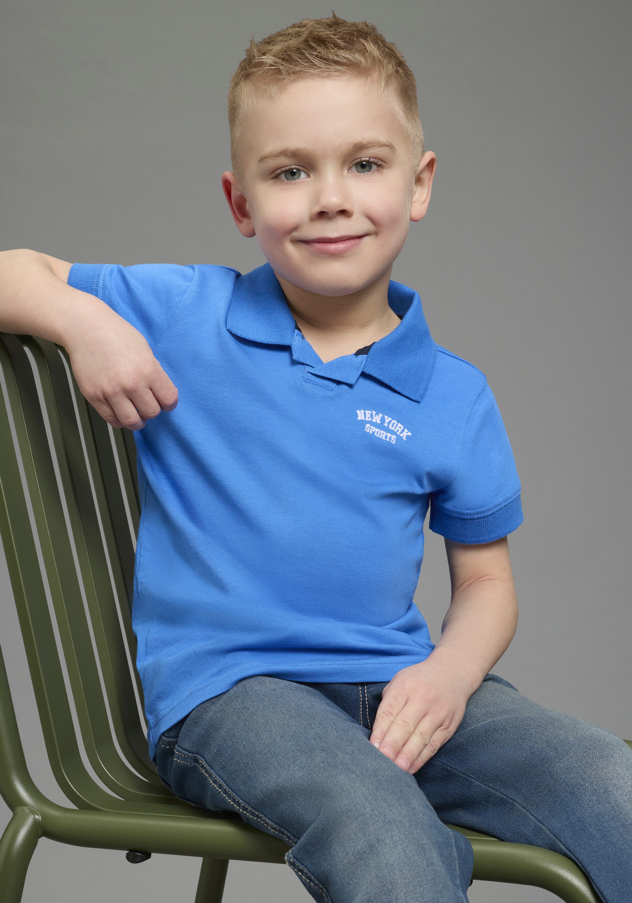 KIDSWORLD Poloshirt 2er Pack Shirts mit Polokragen (Packung, 2-tlg., 2) für Jungen, mit V-Ausschnitt, Kurzarm, mit bestickten Applikationen – Bild 5 von 5