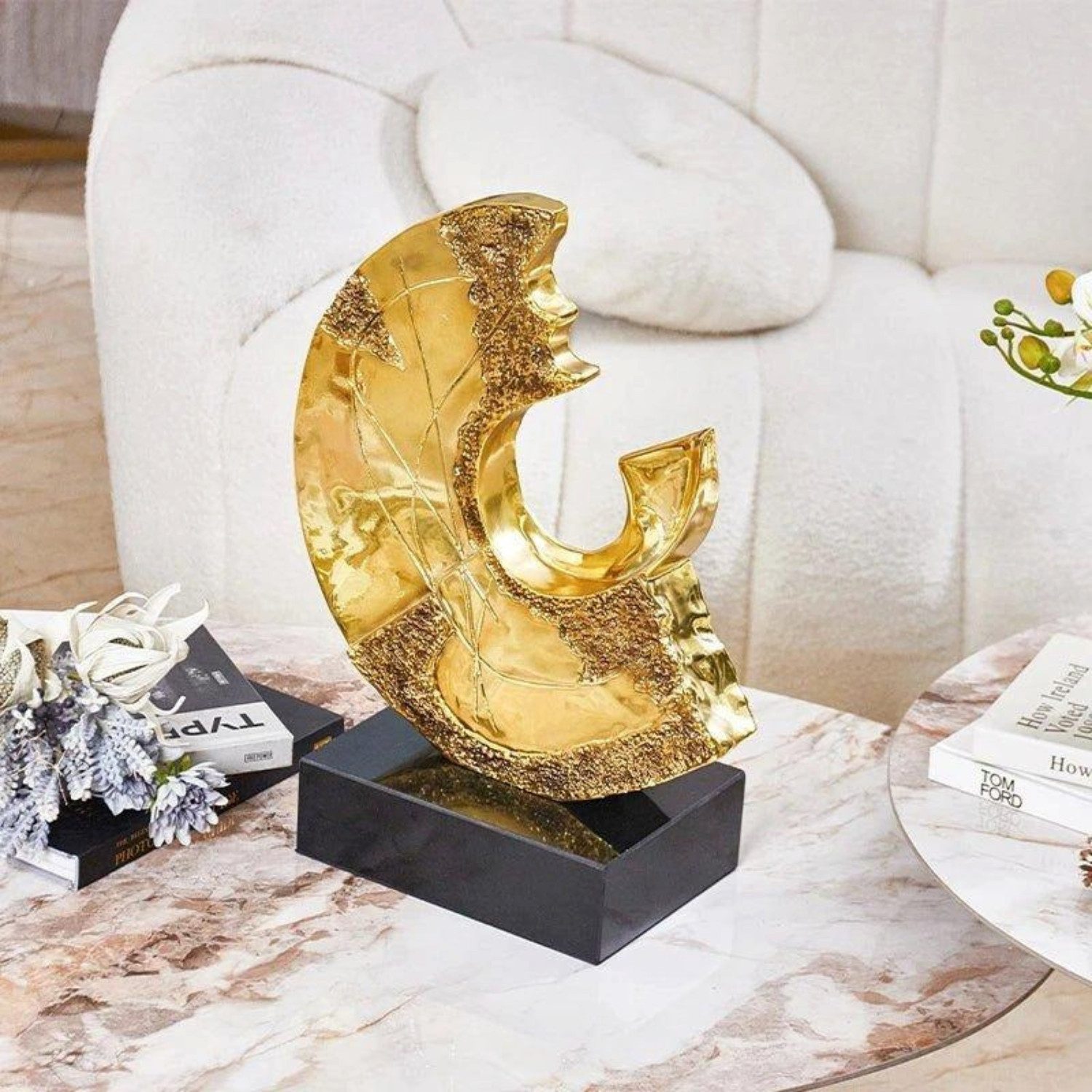 Quality Elegance Skulptur Luxus Goldene Harz Figur mit Marmorfuß