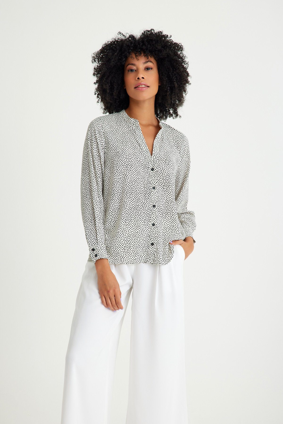 Just Like You Langarmhemd Weißes, schwarz gepunktetes Damen-Shirt mit V-Ausschnitt