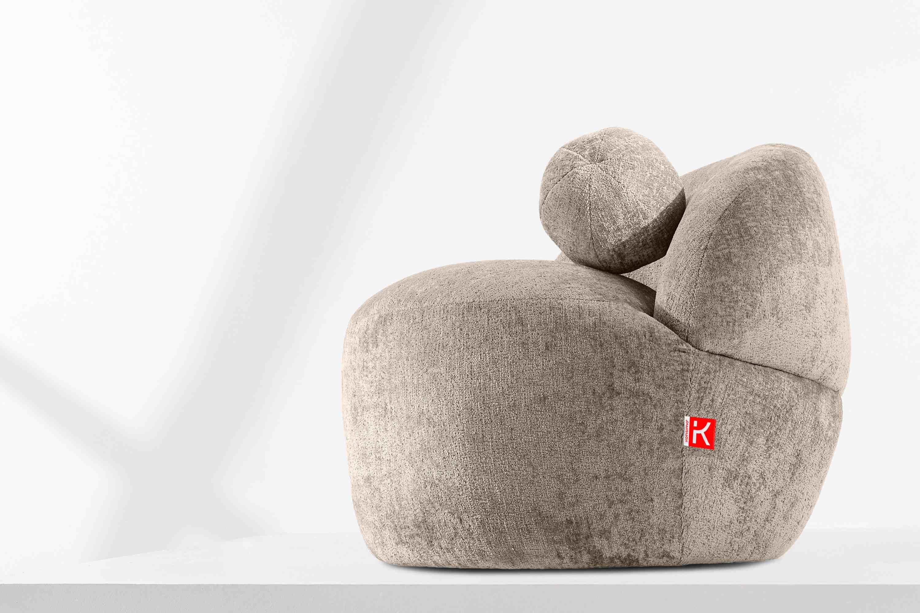 KONSIMO® Cocktailsessel NELUM Modern Sessel, organische Form, mit dekorativem Rundkissen, Chenille-Stoff, hergestellt in der EU