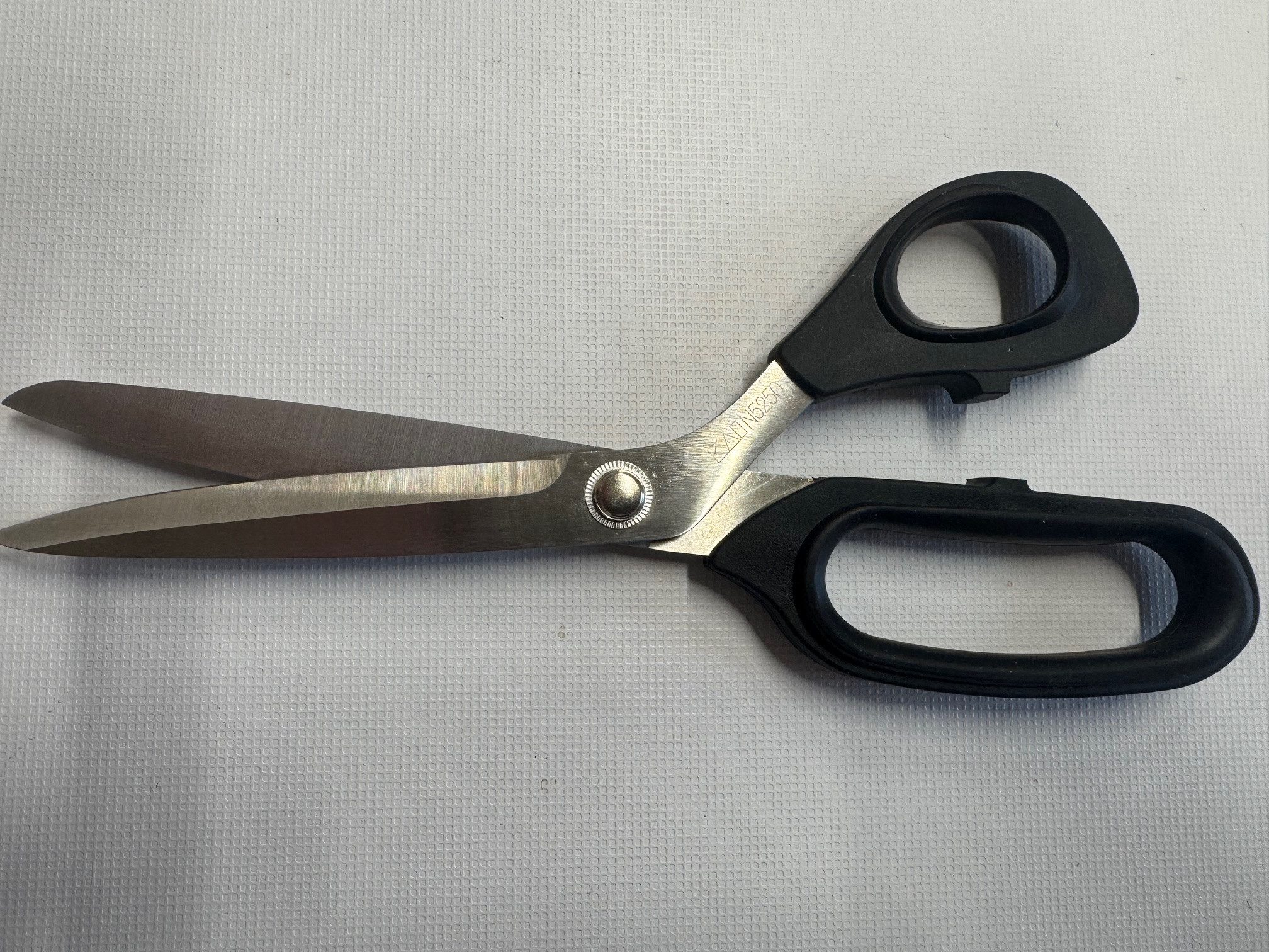 KAI Haushaltsschere Kai Schere N5250 Zuschneideschere - 250mm, (1-tlg)