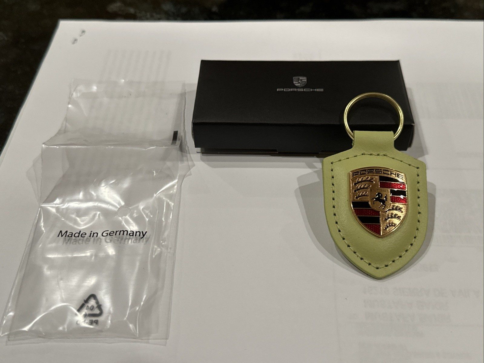 Porsche Schlüsselanhänger Wappen Leder Cartagena gelb metallic Anhänger key ring