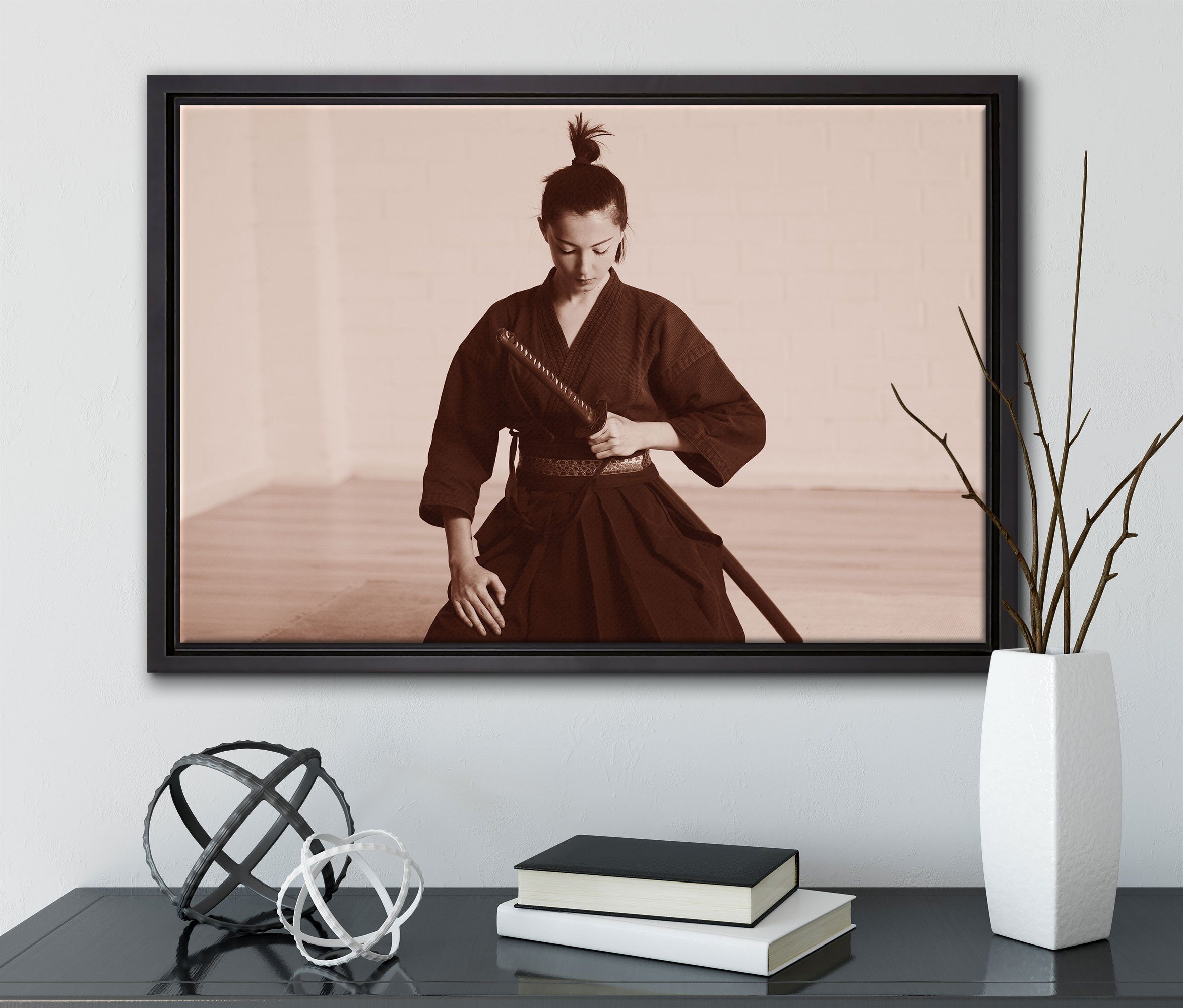 Pixxprint Leinwandbild inkl. Leinwandbild in Zackenaufhänger einem (1 gefasst, Schattenfugen-Bilderrahmen fertig stolze St), Samurai-Kriegerin, bespannt, Wanddekoration