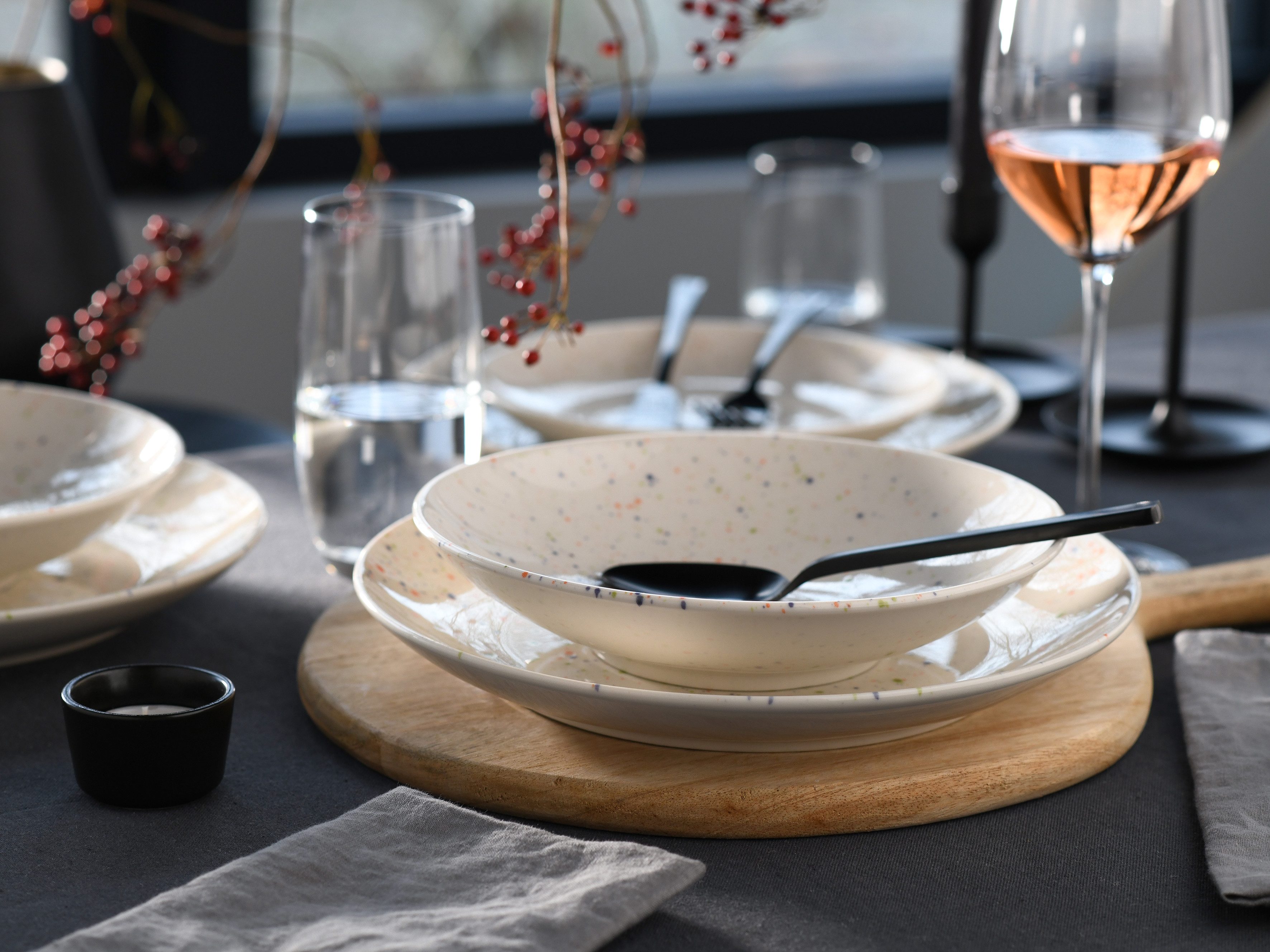 CreaTable Teller-Set Confetti, Tellerset 12-tlg. (12-tlg), 4 Personen, Steinzeug, Unregelmäßige bunte Punkte, Gute Laune Geschirr, Frisch, Freundlich