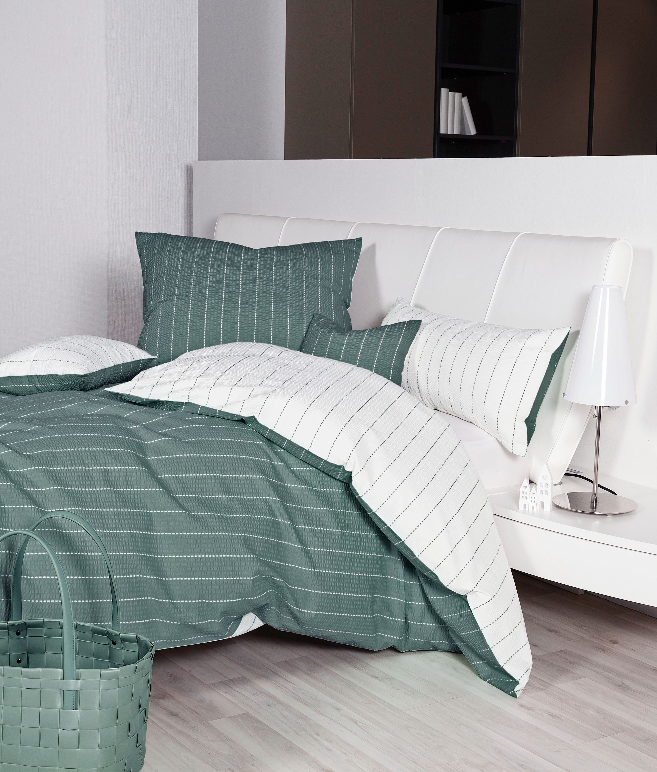Janine Bettwäsche Seersucker, Seersucker, 2 teilig, bügelfrei, salbeigrün mit weißen Strichen, Wendeseite weiß