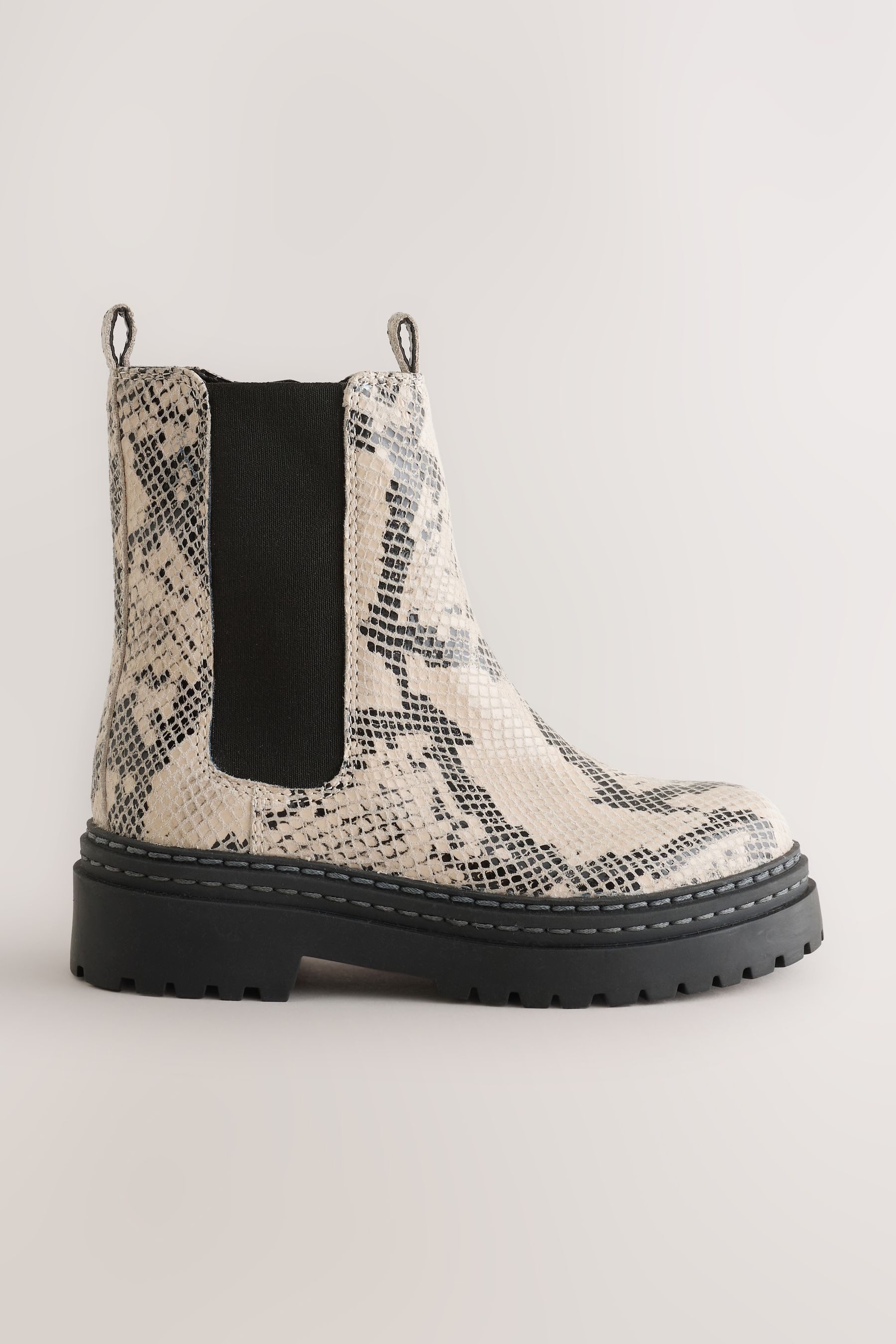 Next Klobige Chelsea-Stiefeletten aus Leder Chelseaboots – Bild 5 von 5