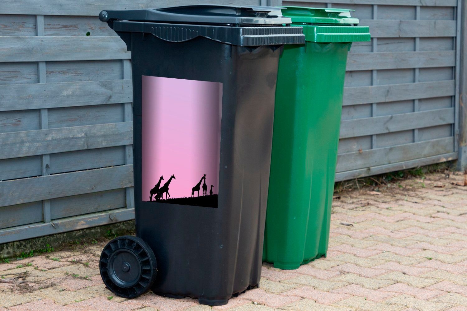 Sticker, Wandsticker MuchoWow von Mülltonne, Silhouette mit (1 Mülleimer-aufkleber, rosa Himmel Container, St), Giraffen Abfalbehälter