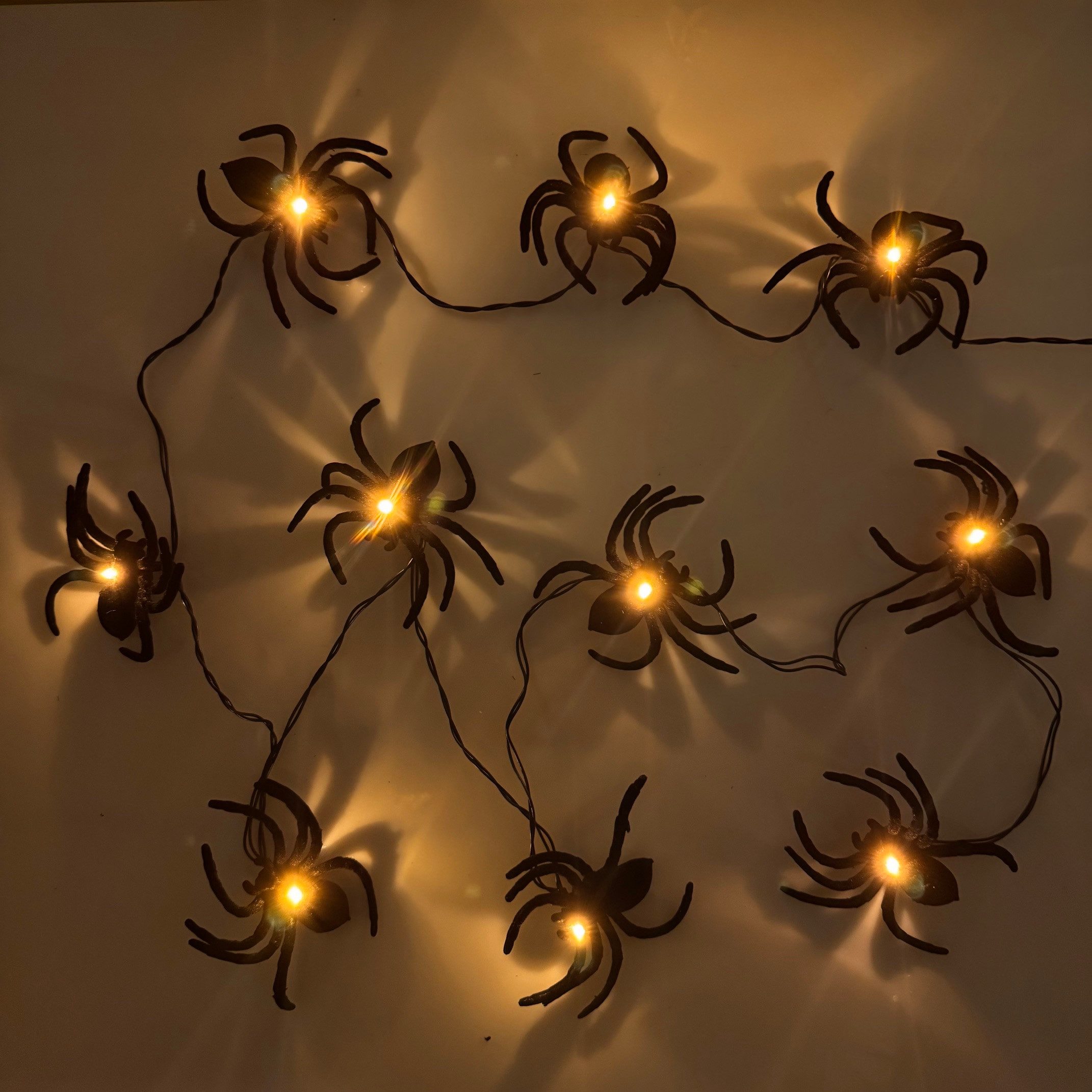 Online-Fuchs LED-Lichterkette mit 10 Spinnen und warmweißer LED-Beleuchtung - Halloween Deko, inklusive 6-Stunden Timerfunktion