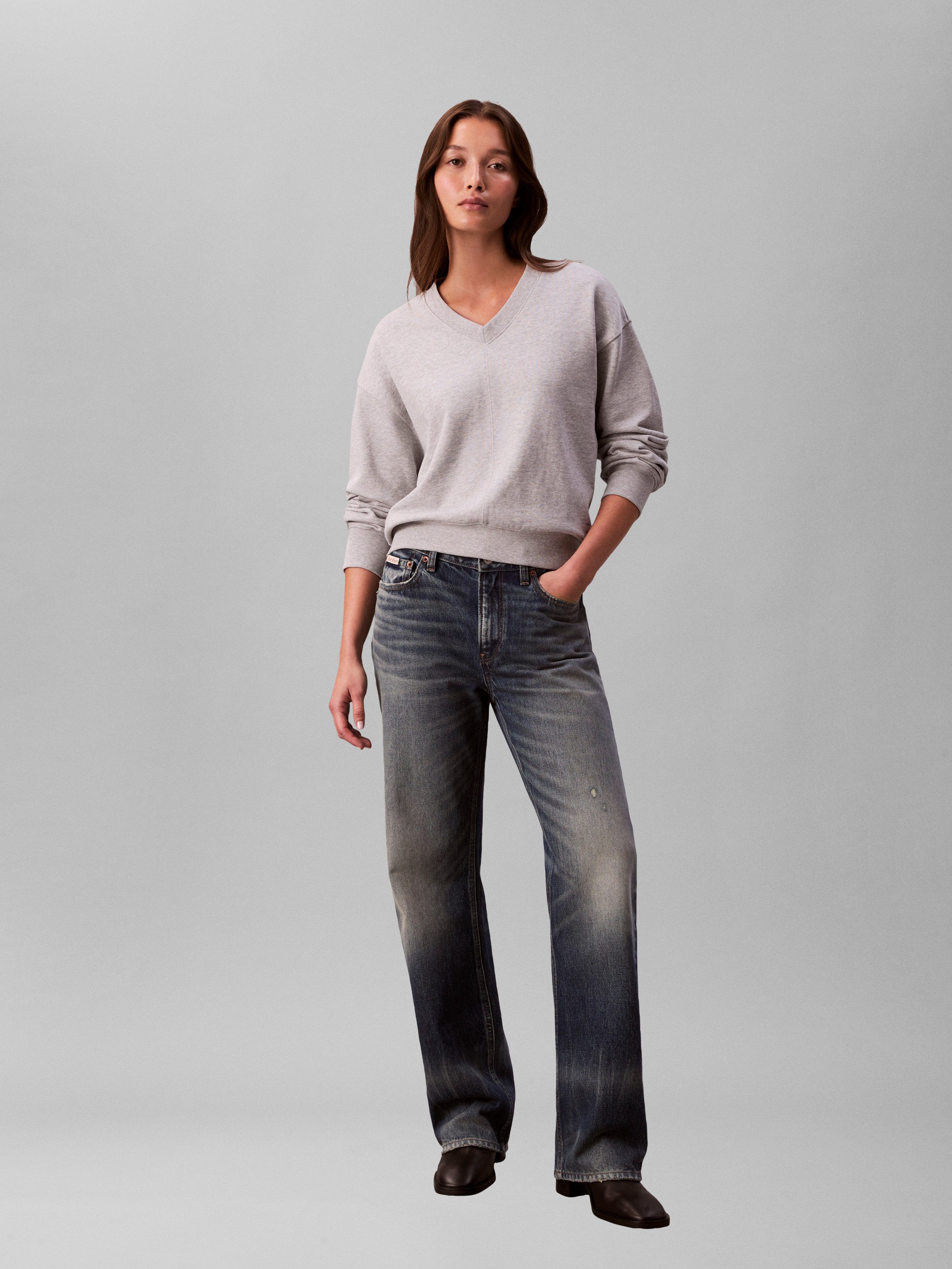 Calvin Klein Jeans Sweatshirt LS TERRY WOVEN LABEL VNK SWEATSH Regular fit mit V-Ausschnitt – Bild 5 von 5