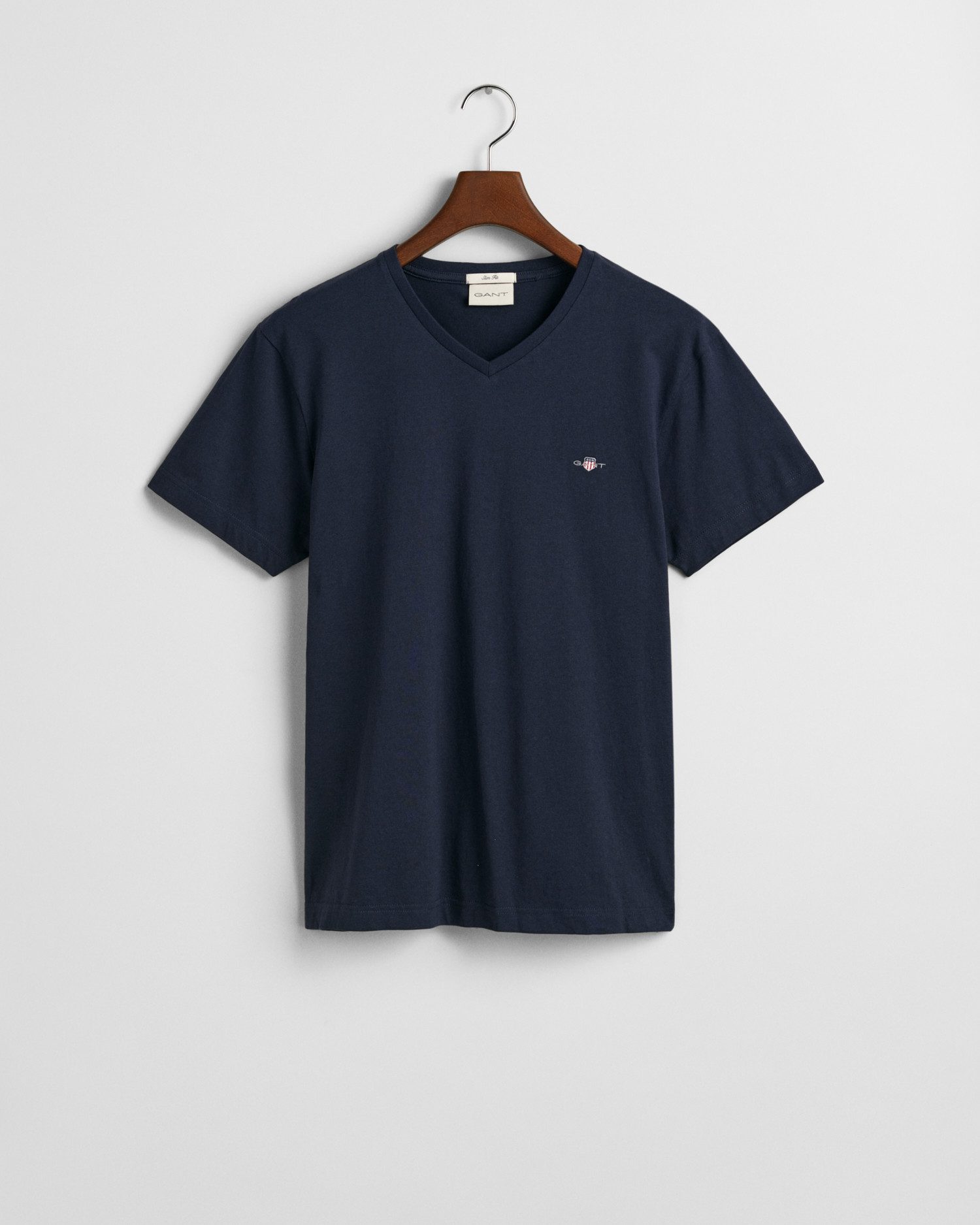 Gant T-Shirt SLIM SHIELD V-NECK T-SHIRT mit einer kleinen Logostickerei auf der Brust