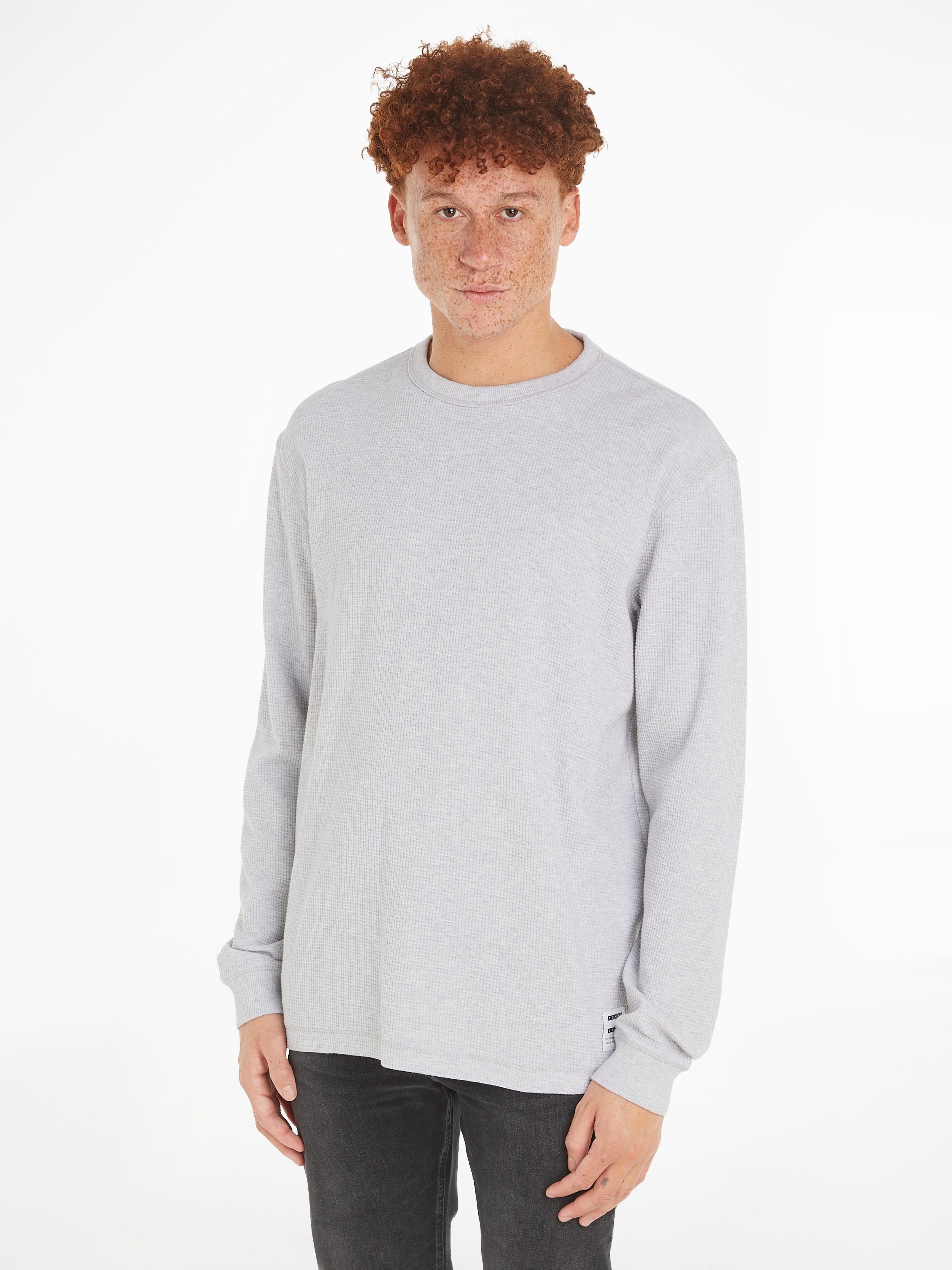 Tommy Jeans Langarmshirt TJM REG LS WAFFLE TEE mit Markenlabel am Bund Silver Grey