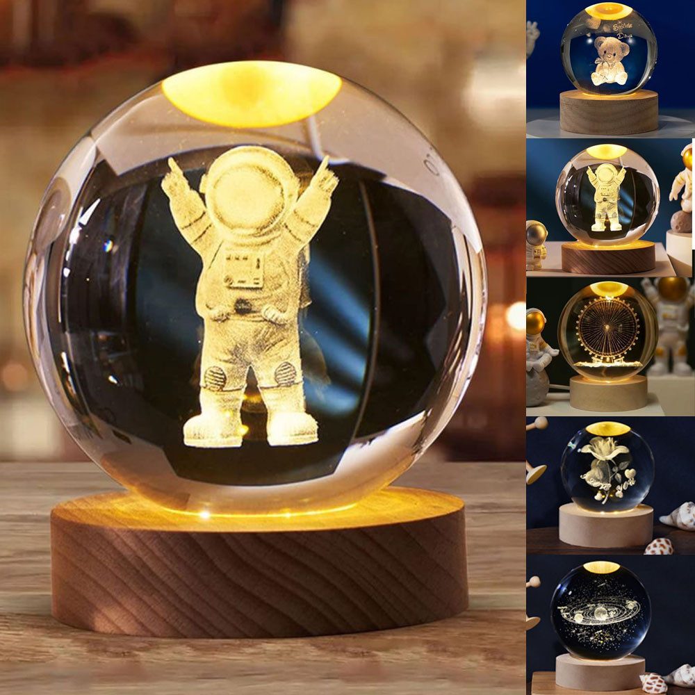 PRIISF LED Dekolicht 3D-Kristallkugel Nachtlicht Leuchtende Nachttischlampe Geschenk Lampe, LED fest integriert, Warmweiß, Gravur im Inneren Galaxie Tischlampe Heimdeko Holzsockel Lampe Ø6cm