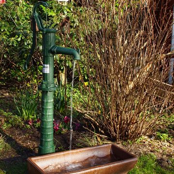 TRUTZHOLM Wasserpumpe Schwengelpumpe + Pumpenständer Klassisches Design Gusseisen Handpumpe (Spar-Set)