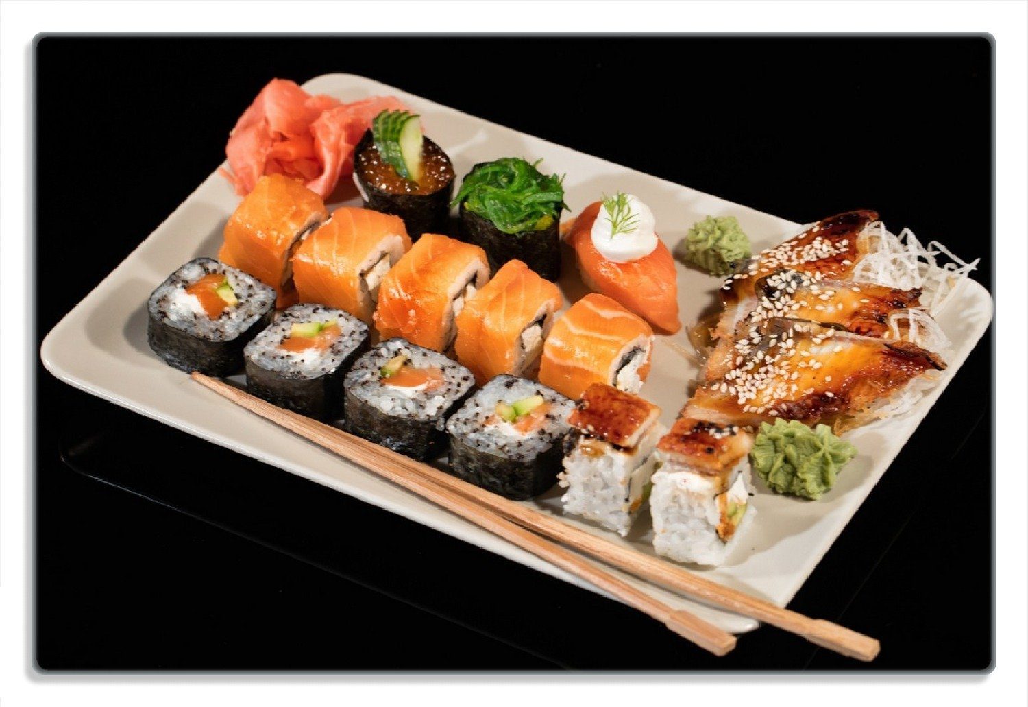 Inside-Out (inkl. Sushi, und Nigiri mit 1-St), rutschfester Sushi-Menü 20x30cm Gummifüße 4mm, Frühstücksbrett Wasabi, Wallario