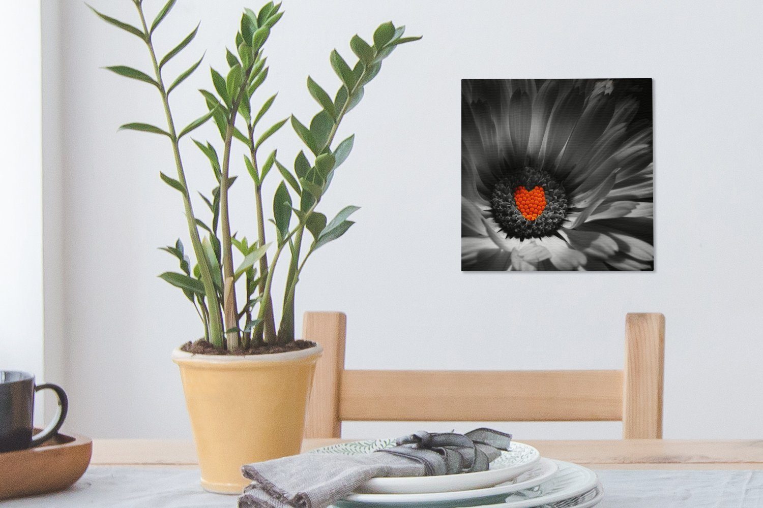OneMillionCanvasses® (1 Herz, St), Bilder Schlafzimmer Leinwandbild für einer Wohnzimmer einem Ringelblume mit roten Leinwand Schwarz-Weiß-Foto