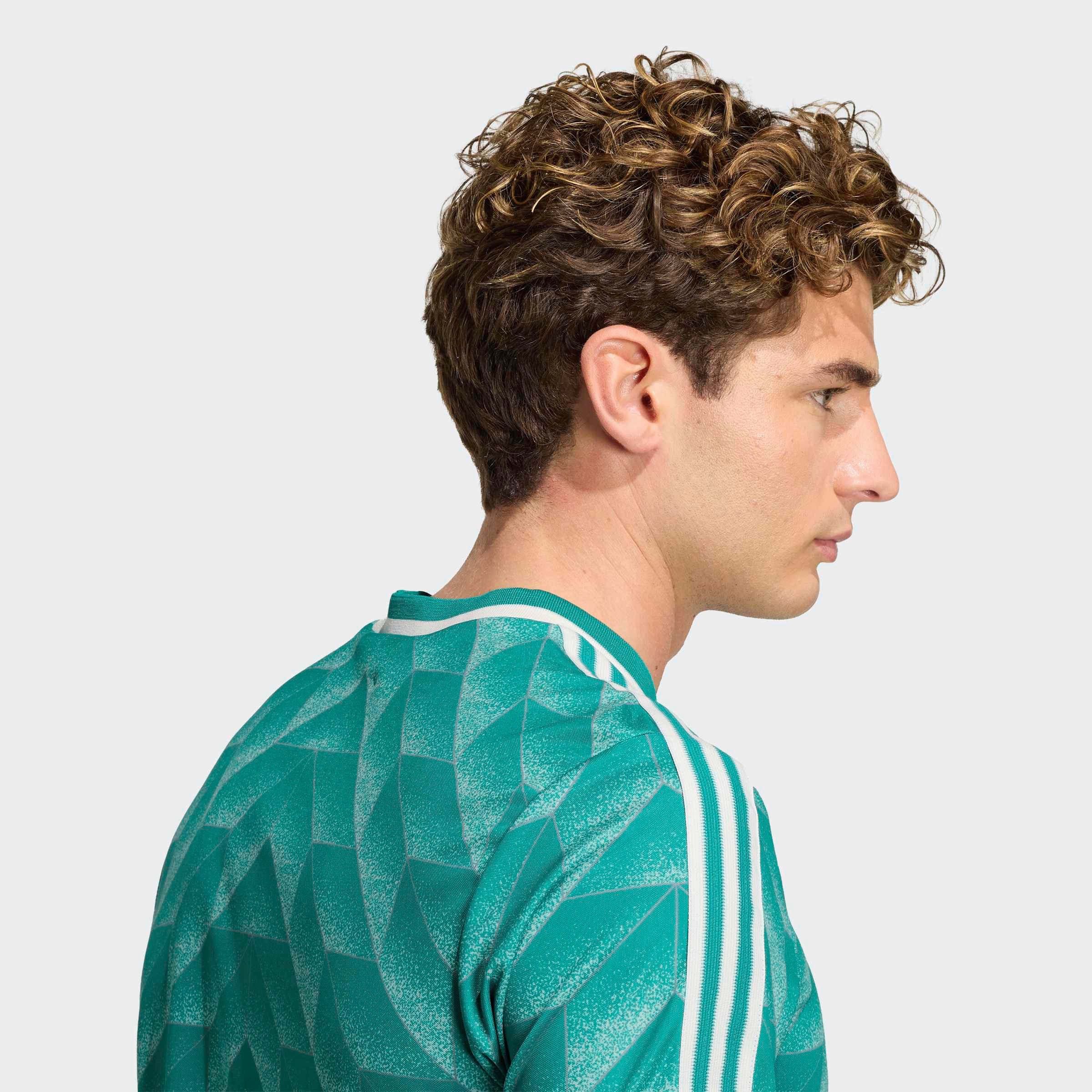adidas Performance Fußballtrikot DFB A JSY 90 schmale Passform, mit V-Ausschnitt, Doppelstrick-Konstruktion
