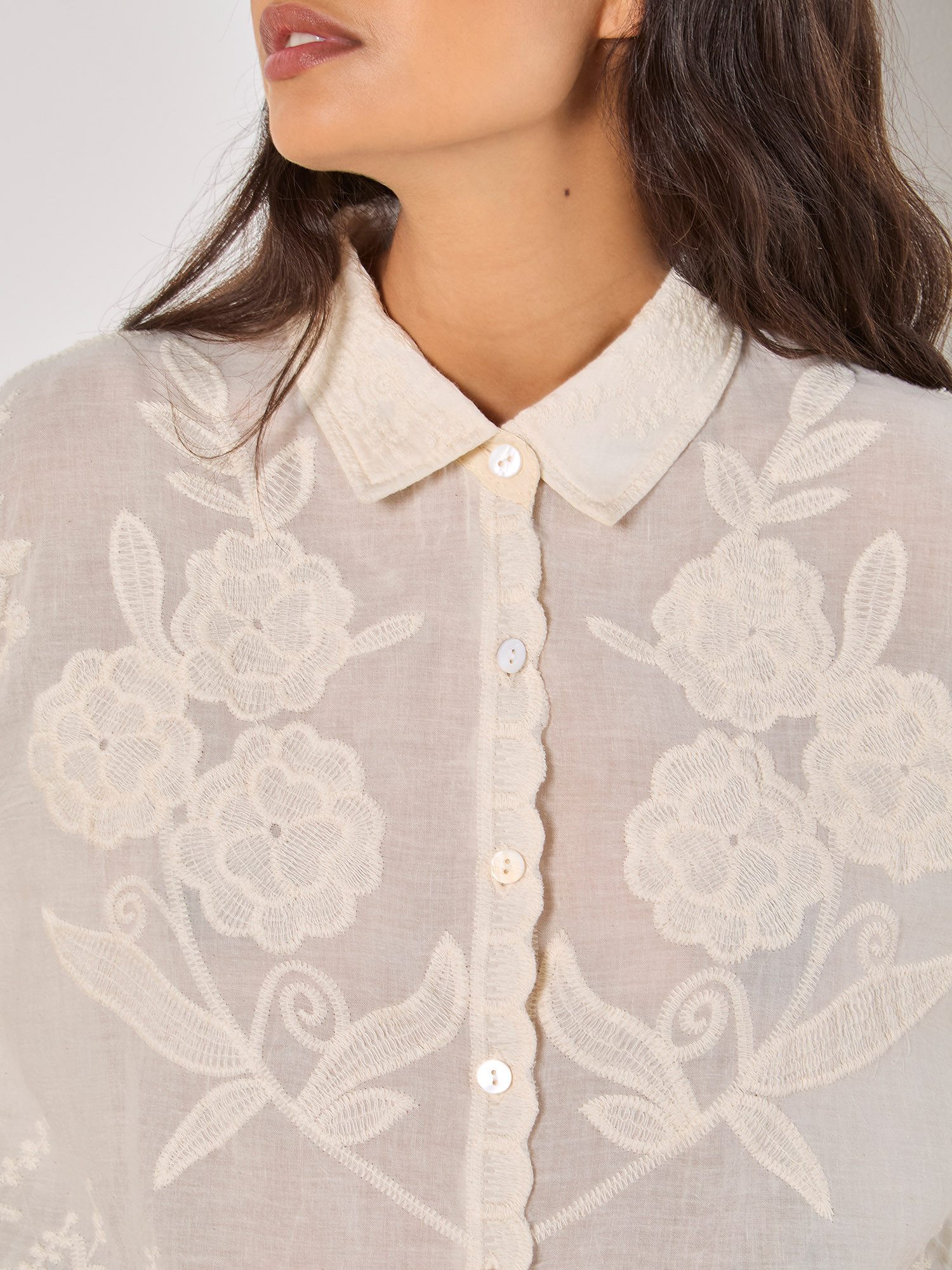 Apricot Hemdbluse Besticktes Hemd . mit gewelltem Saum