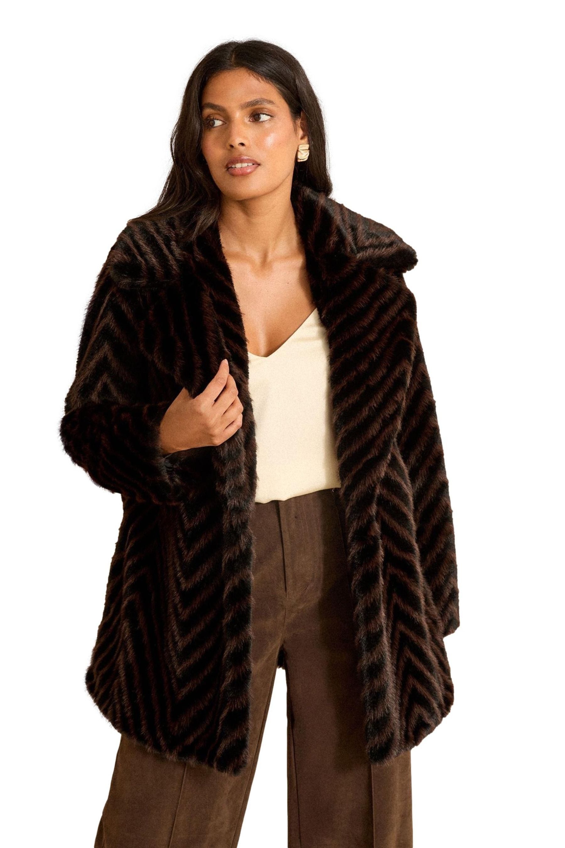 Love & Roses Fellimitatmantel Love & Roses Kunstfellmantel mit Chevronmuster (1-tlg)