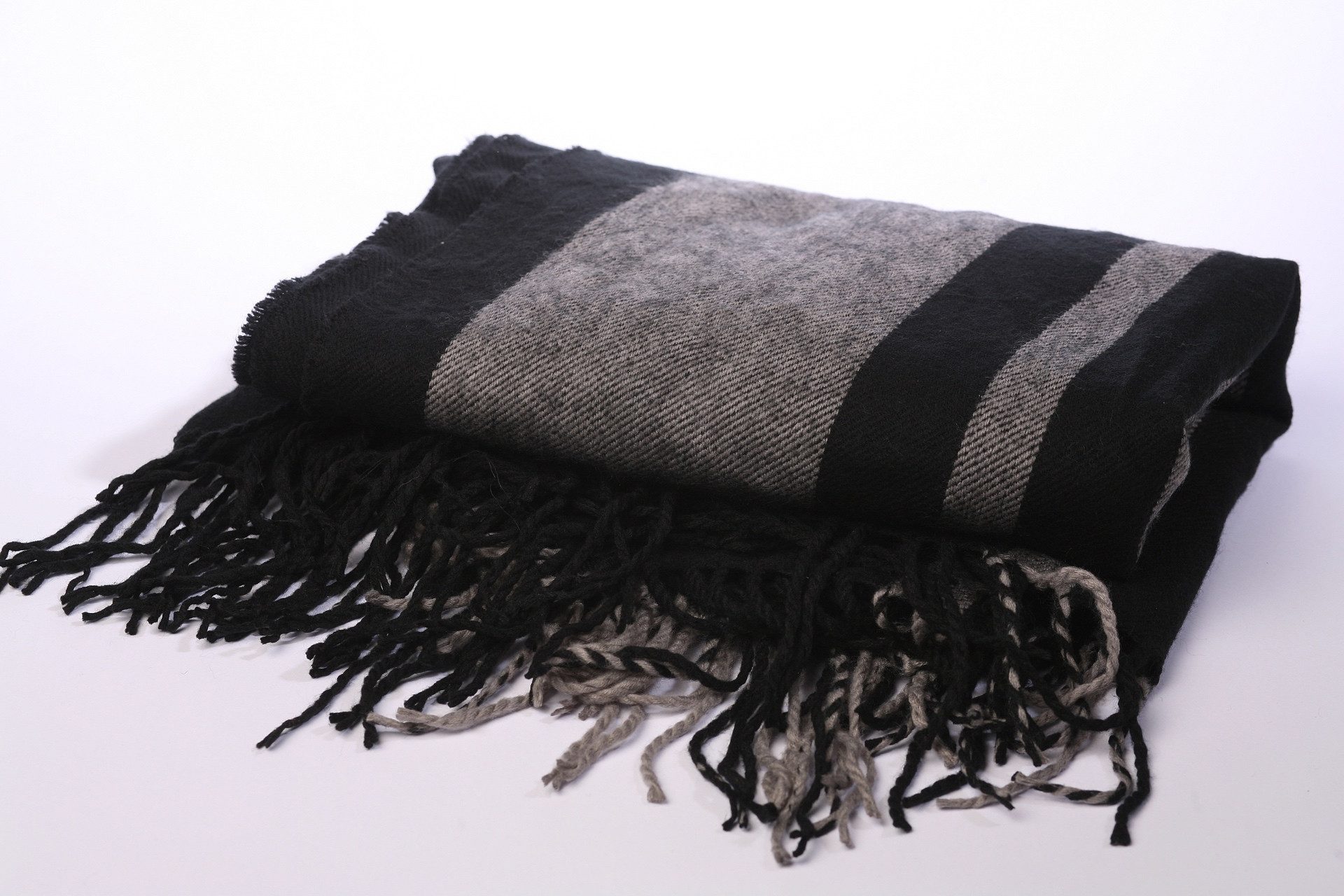 DanCarol Poncho DC-W-PONCHO-mit Kapuze der Trend der aktuellen Saison figurumspielende Form
