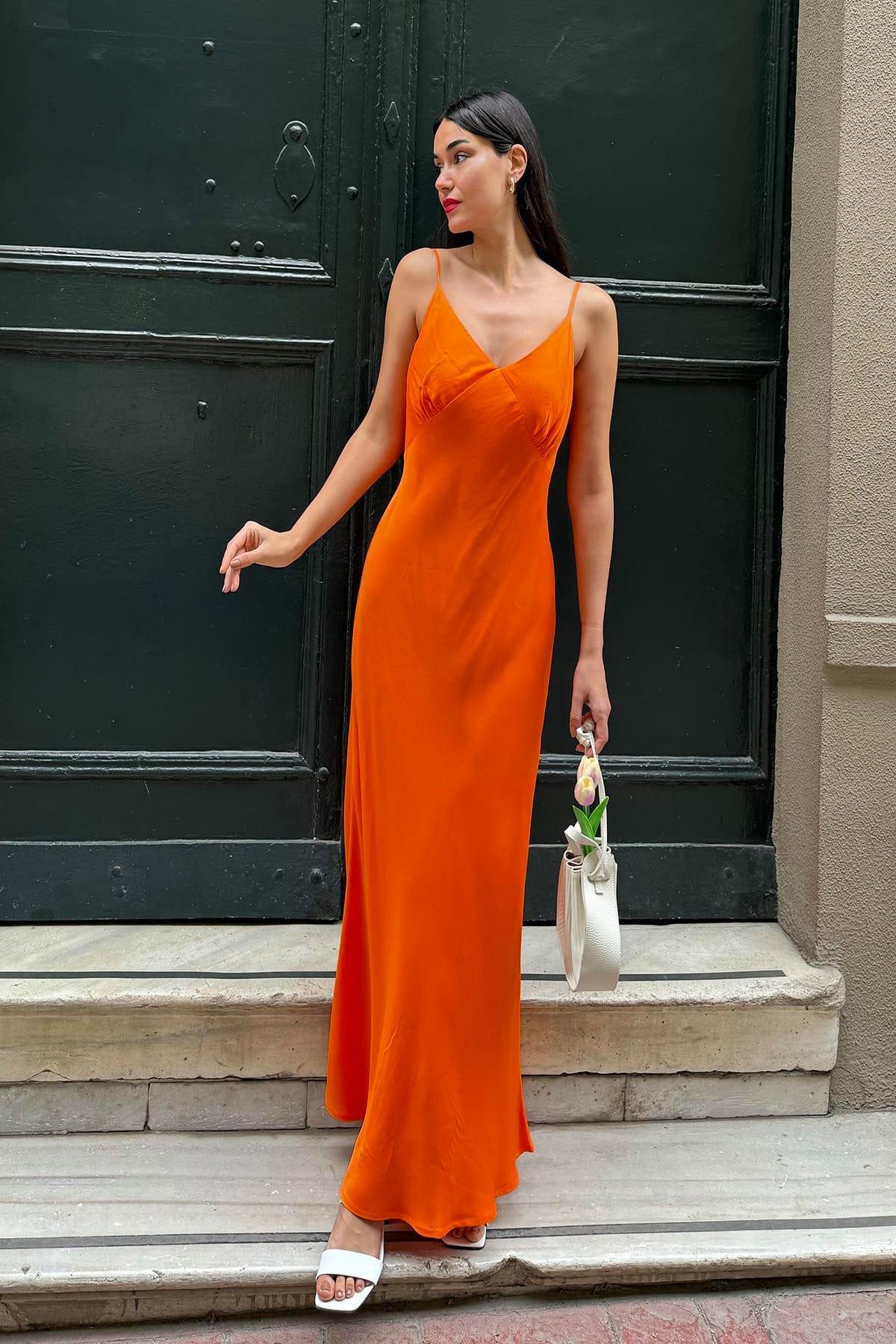 For You Moda Midikleid Orange Satin Maxikleid mit gerafftem Oberteil und Spaghettiträgern – Bild 3 von 5