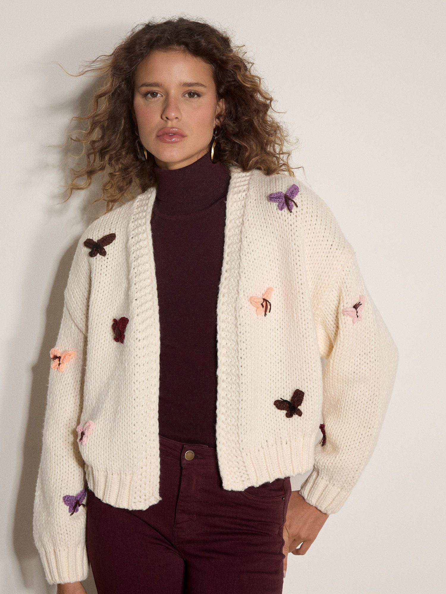 Apricot Cardigan Cardigan mit Schmetterlingsapplikationen mit Ballonärmeln
