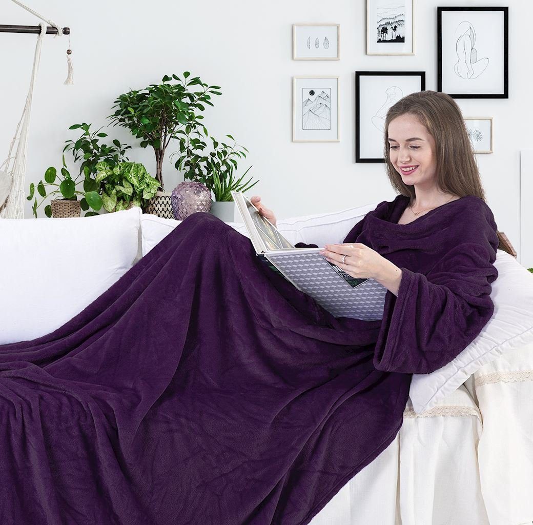 Tagesdecke Ärmeldecke Lazy - TV Blanket mit Ärmeln und aufgenähten Taschen, DecoKing, Tragbare Kuscheldecke purple