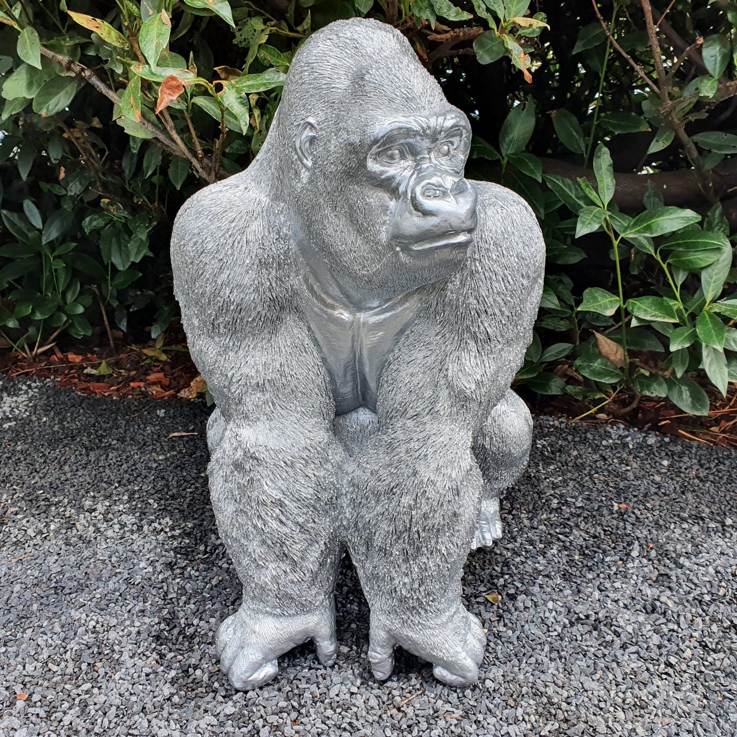 Aspinaworld Gartenfigur sitzende Gorilla Figur 56 cm Silber wetterfest
