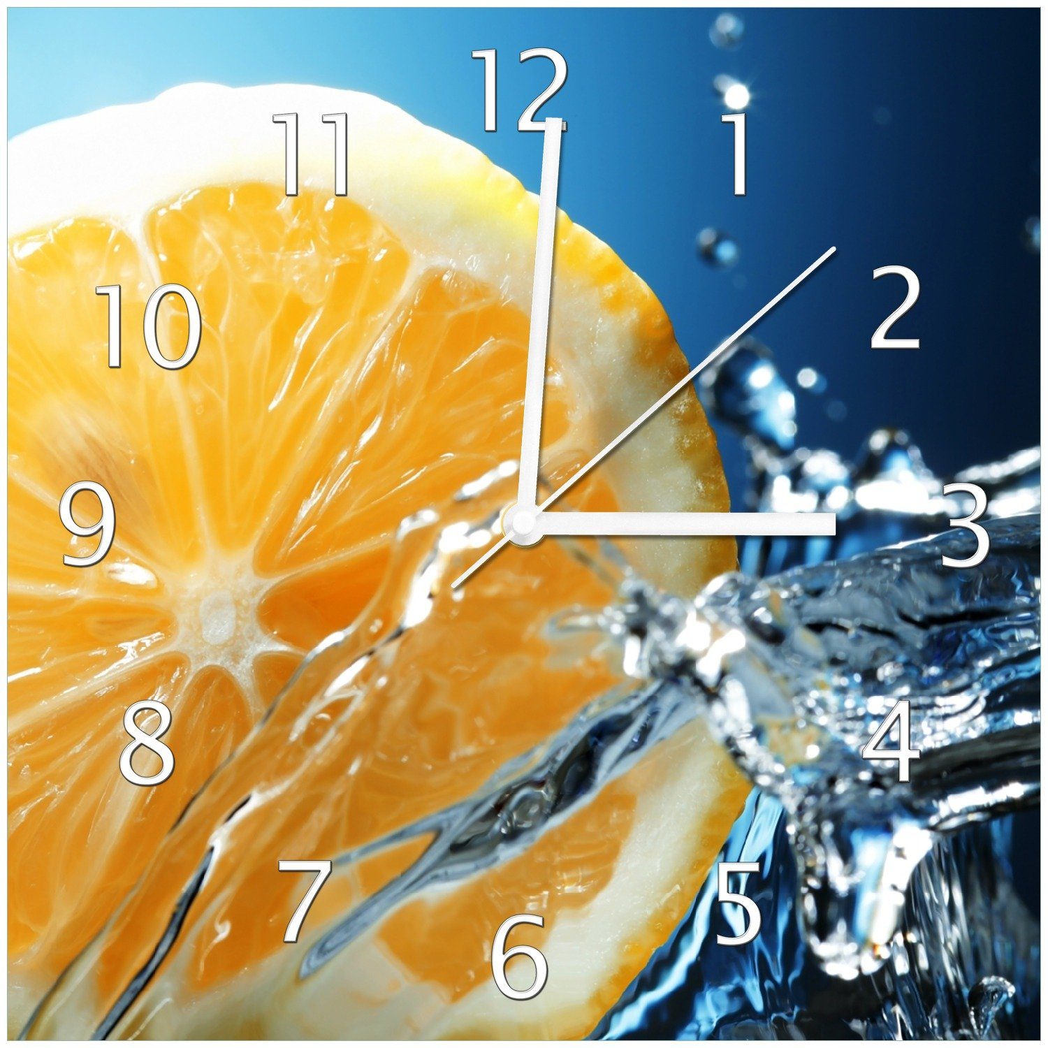 Wallario Wanduhr Orange in spritzigem Wasser vor blauem Hintergrund (Glasuhr)