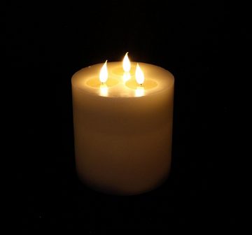 Dekoleidenschaft LED-Kerze 3 Docht Kerze "Classic" aus Echtwachs in creme Ø 15x18 cm Stumpenkerze, große Wachskerze mit Timer, Mehrdochtkerze, flammenlos flackernd