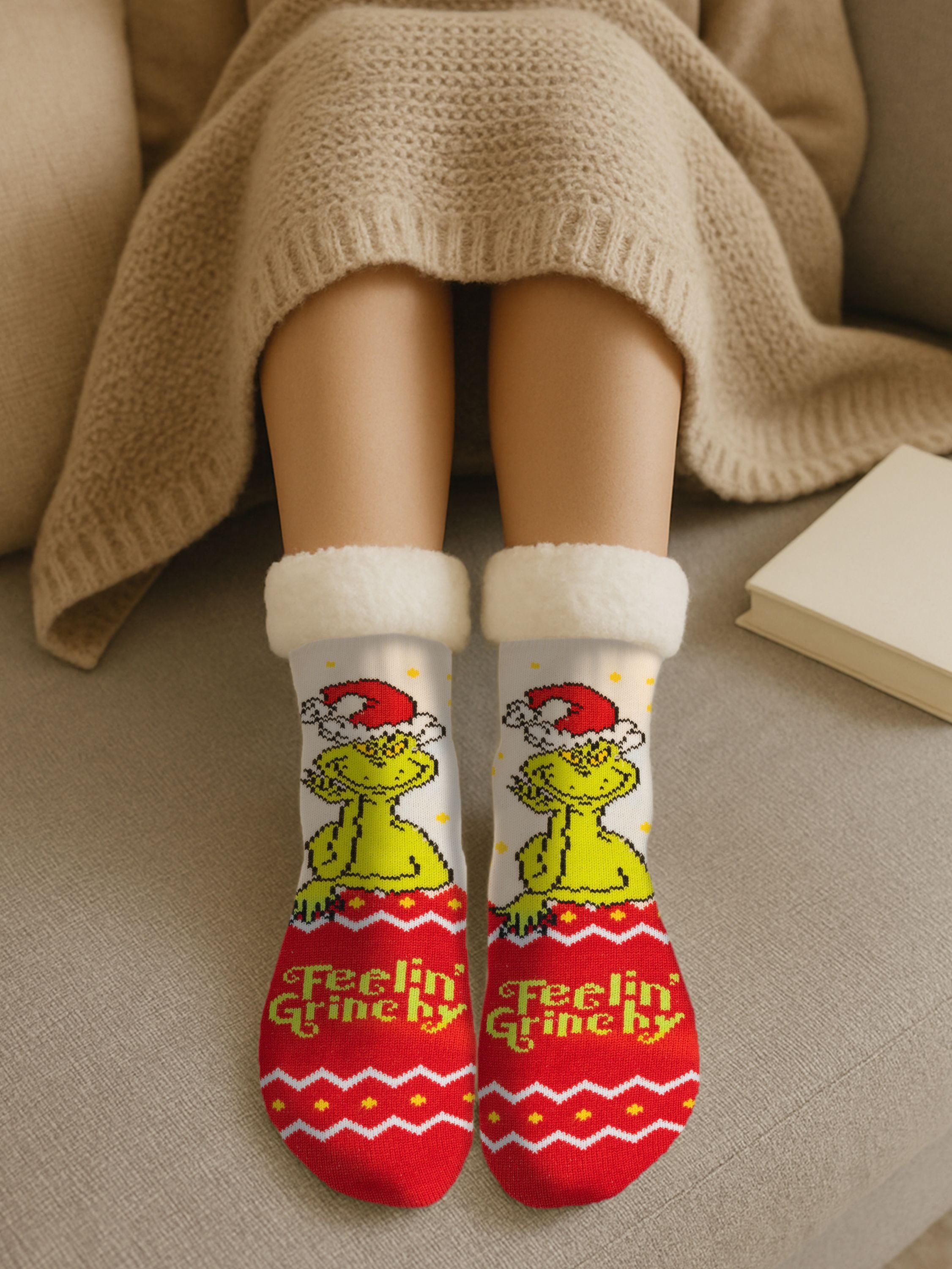 United Labels® Haussocken The Grinch Hüttensocken Feelin Grinchy Haussocken Kuschelsocken