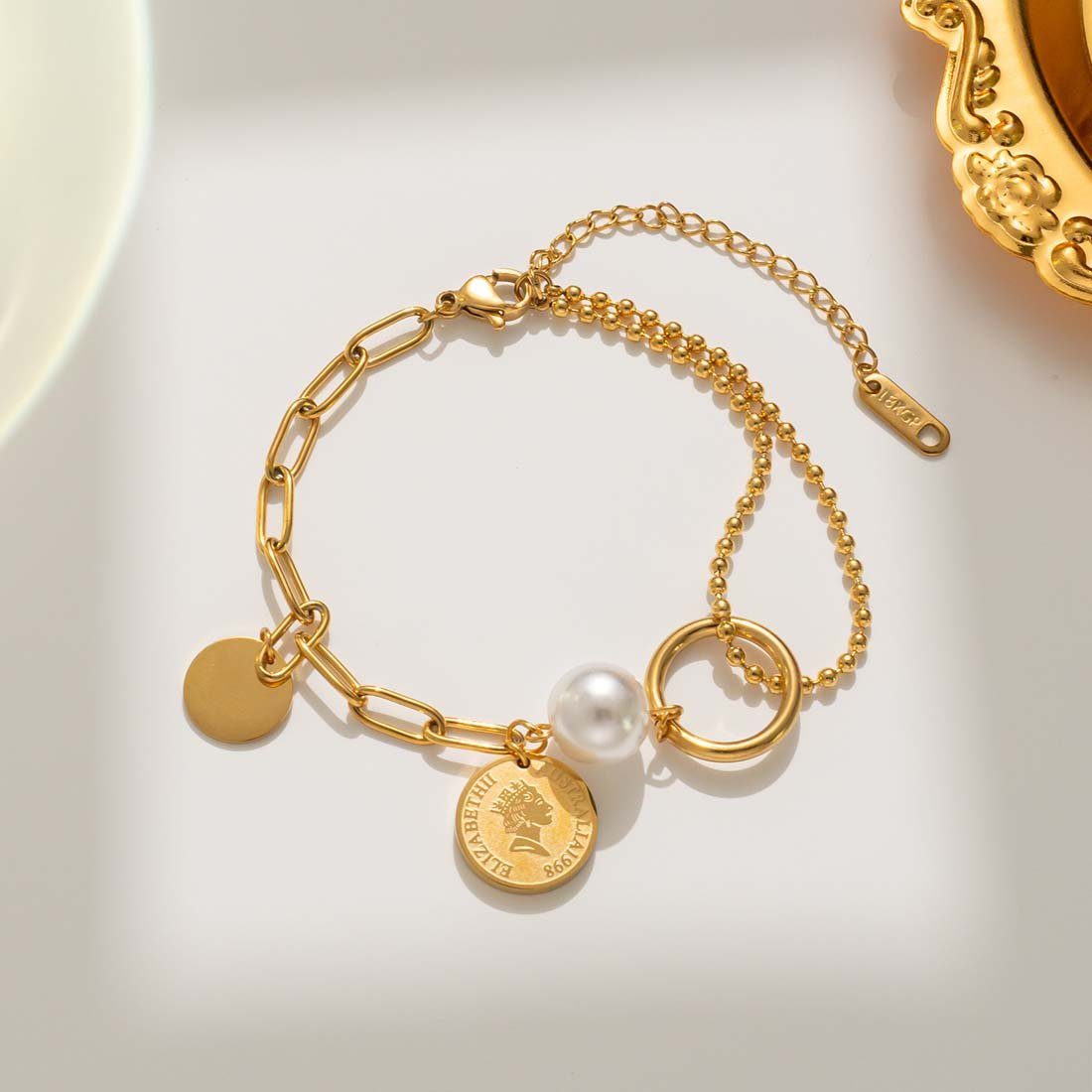 FIDDY Bettelarmband Titanstahl-Anhänger-Armband, Damenarmband, verstellbar und stapelbar (1-tlg), Goldmünzen-Perlenanhänger, einzigartig und bezaubernd, Gold, Damen