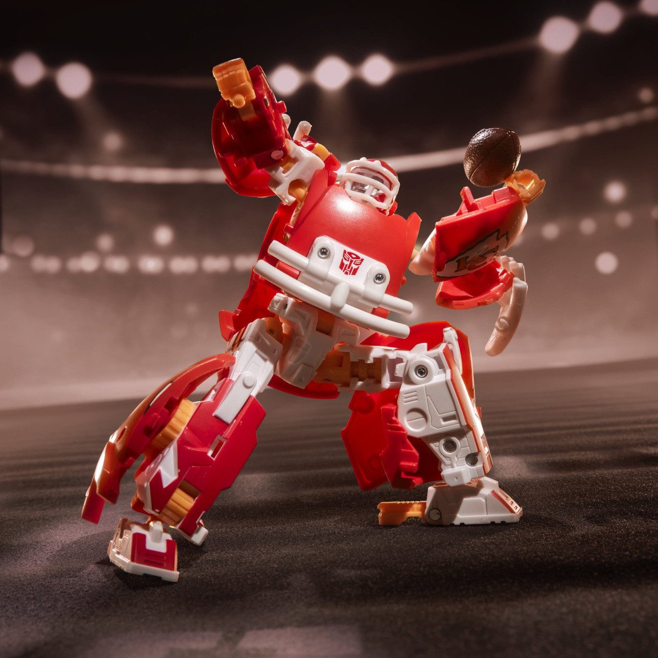 Hasbro Actionfigur Transformers x NFL Actionfigur Kansas City Chiefs: KC-59 14 cm