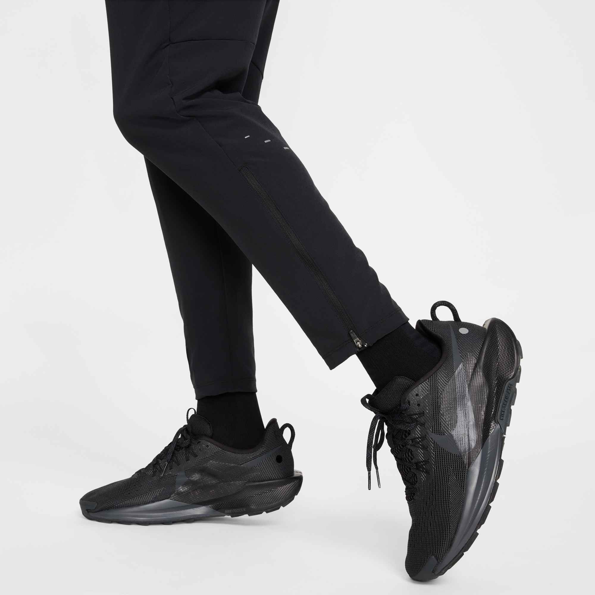 Nike Laufhose M NK DF STRIDE WVN PANT schweißableitendes Material, flache Nähte, mit Taschen