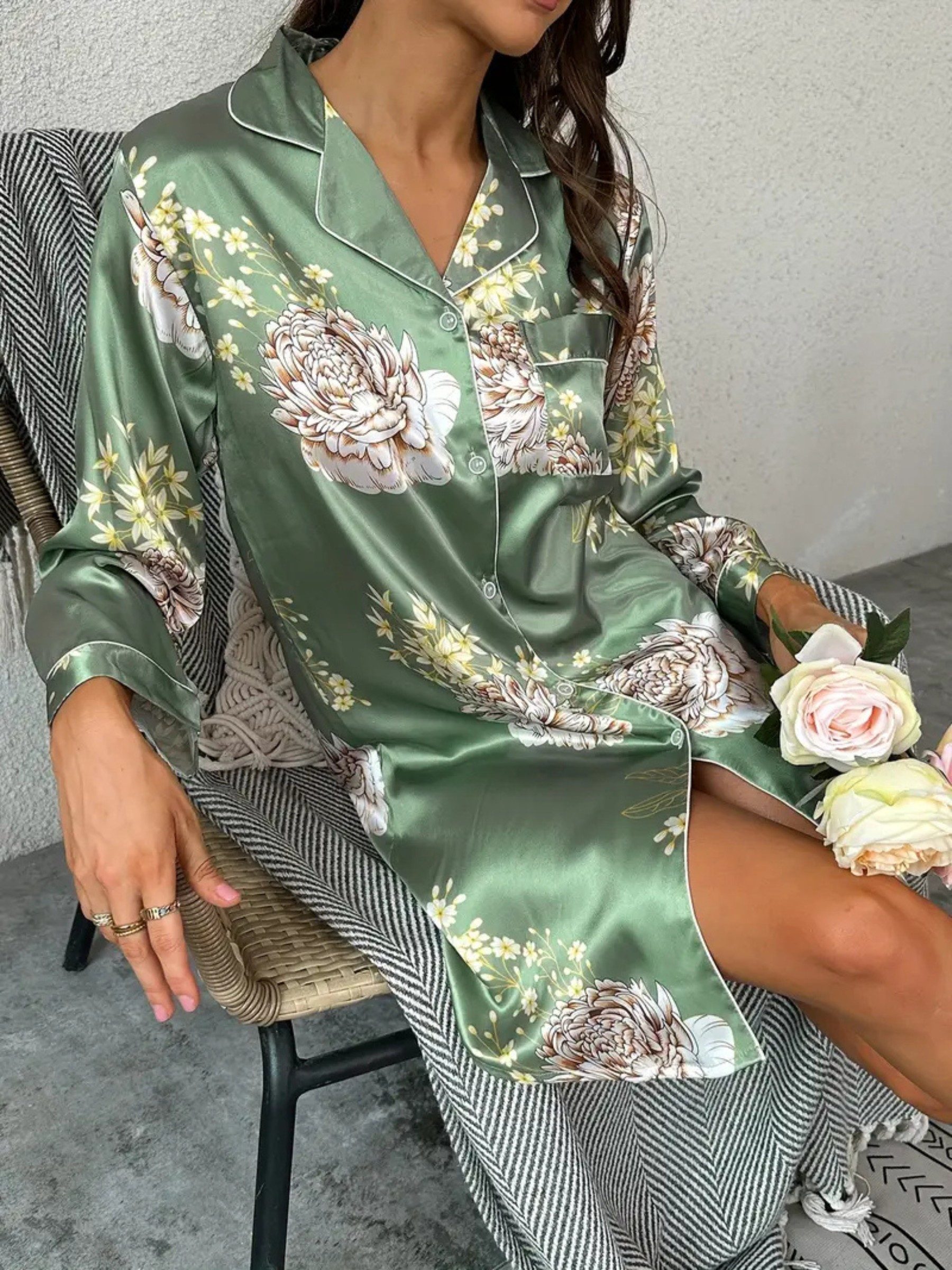 Elegant Love Nachthemd Damen Morgenmantel aus Satin – Elegant mit Blumenmus günstig online kaufen