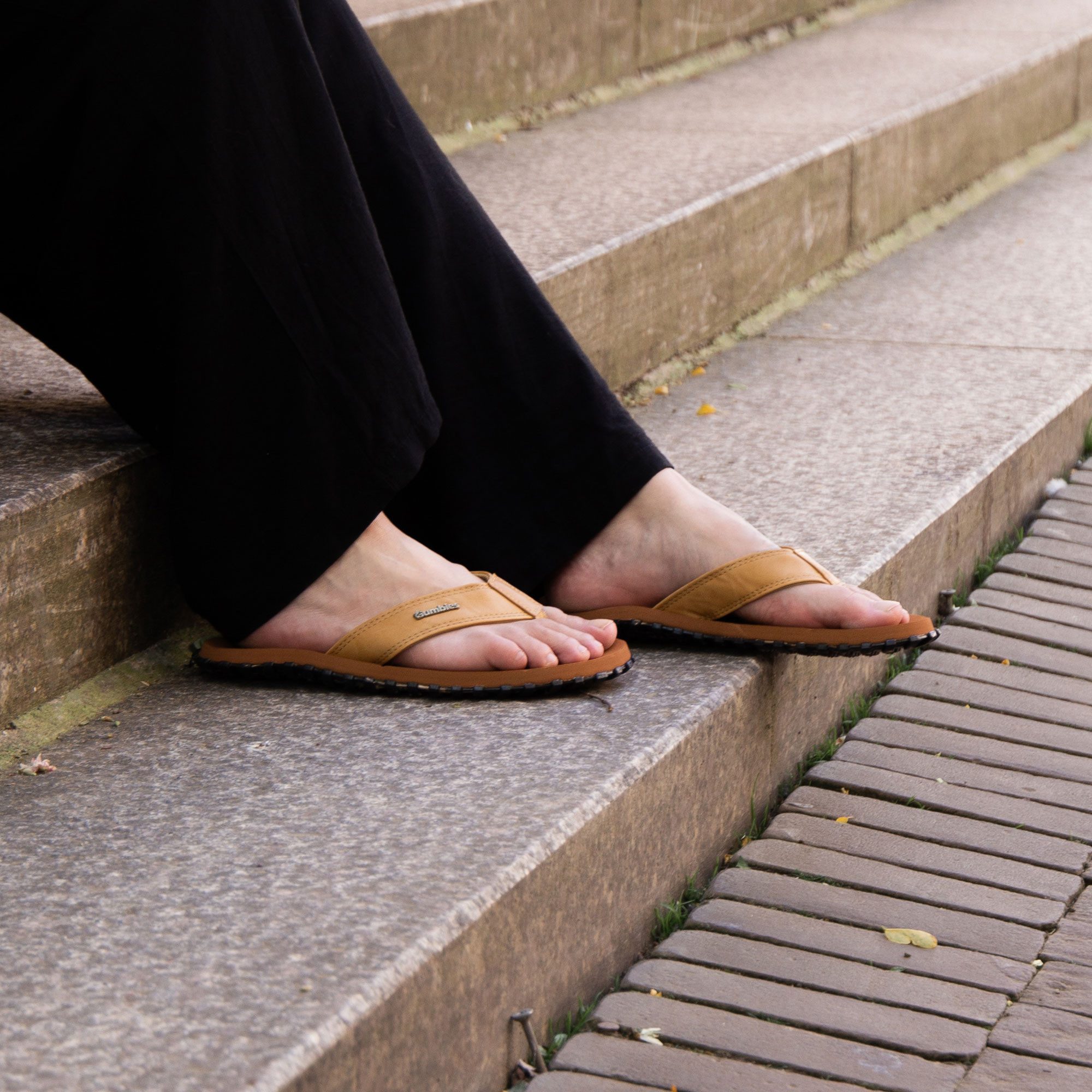 Gumbies Vegovert in Tan T-Strap-Zehentrenner Hergestellt aus recycelten Materialien