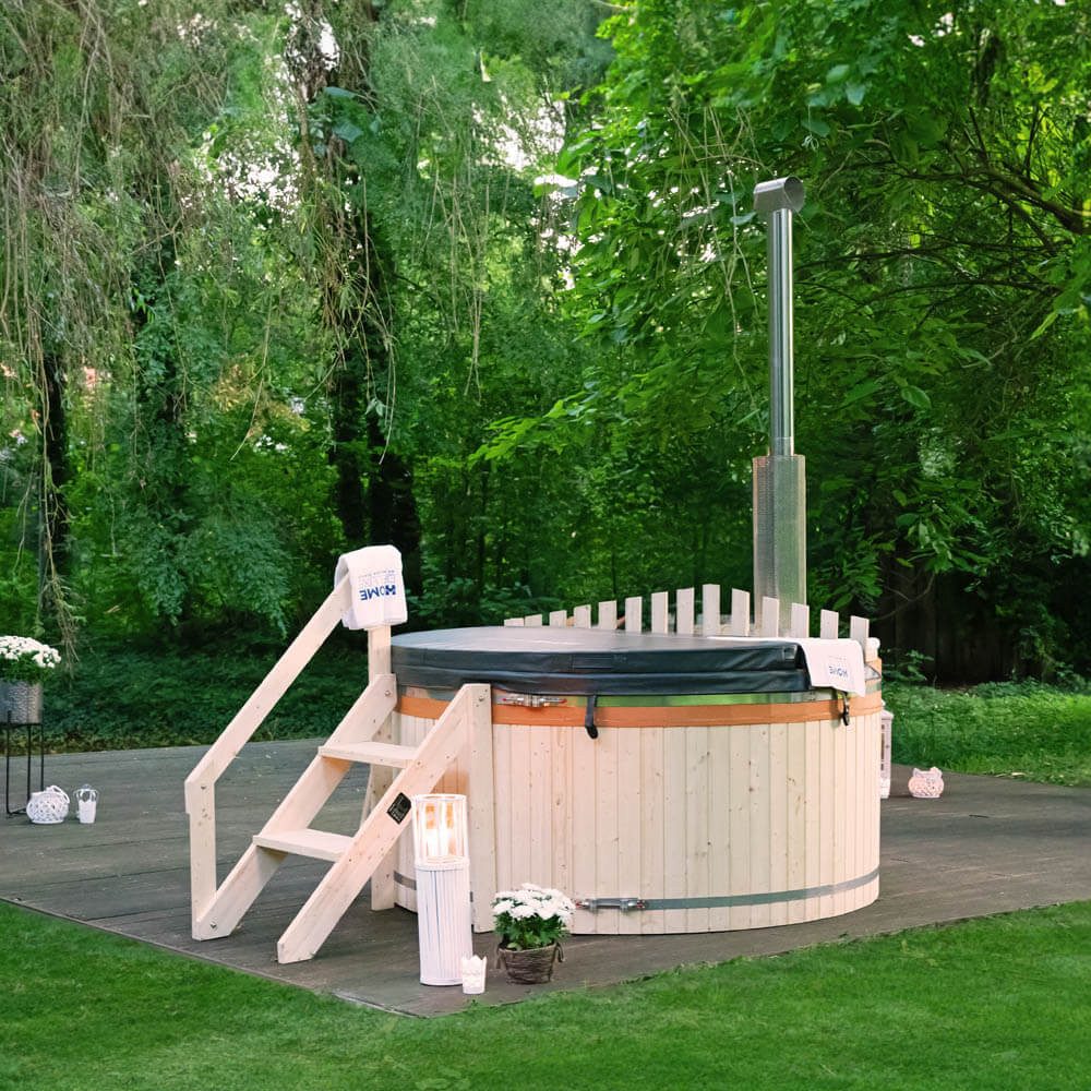 HOME DELUXE Badebottich Hot Tub / holzbefeuertes Badefass (210cm), SKANDI L, 1800 l, für 4 Personen, integrierter Holzofen, Treppe und Abdeckung inklusive