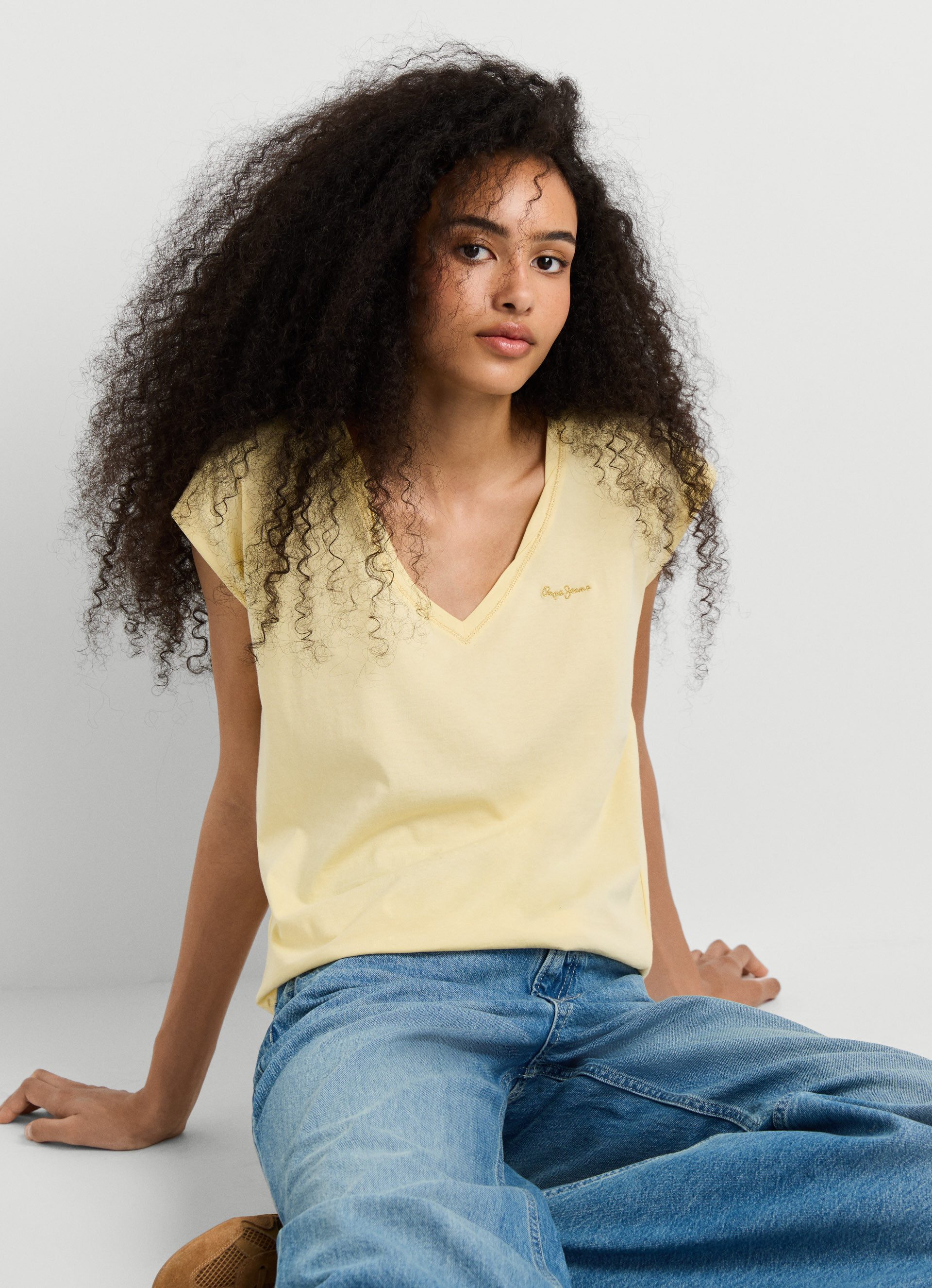 Pepe Jeans T-Shirt CLOE mit V-Ausschnitt, Logostickerei