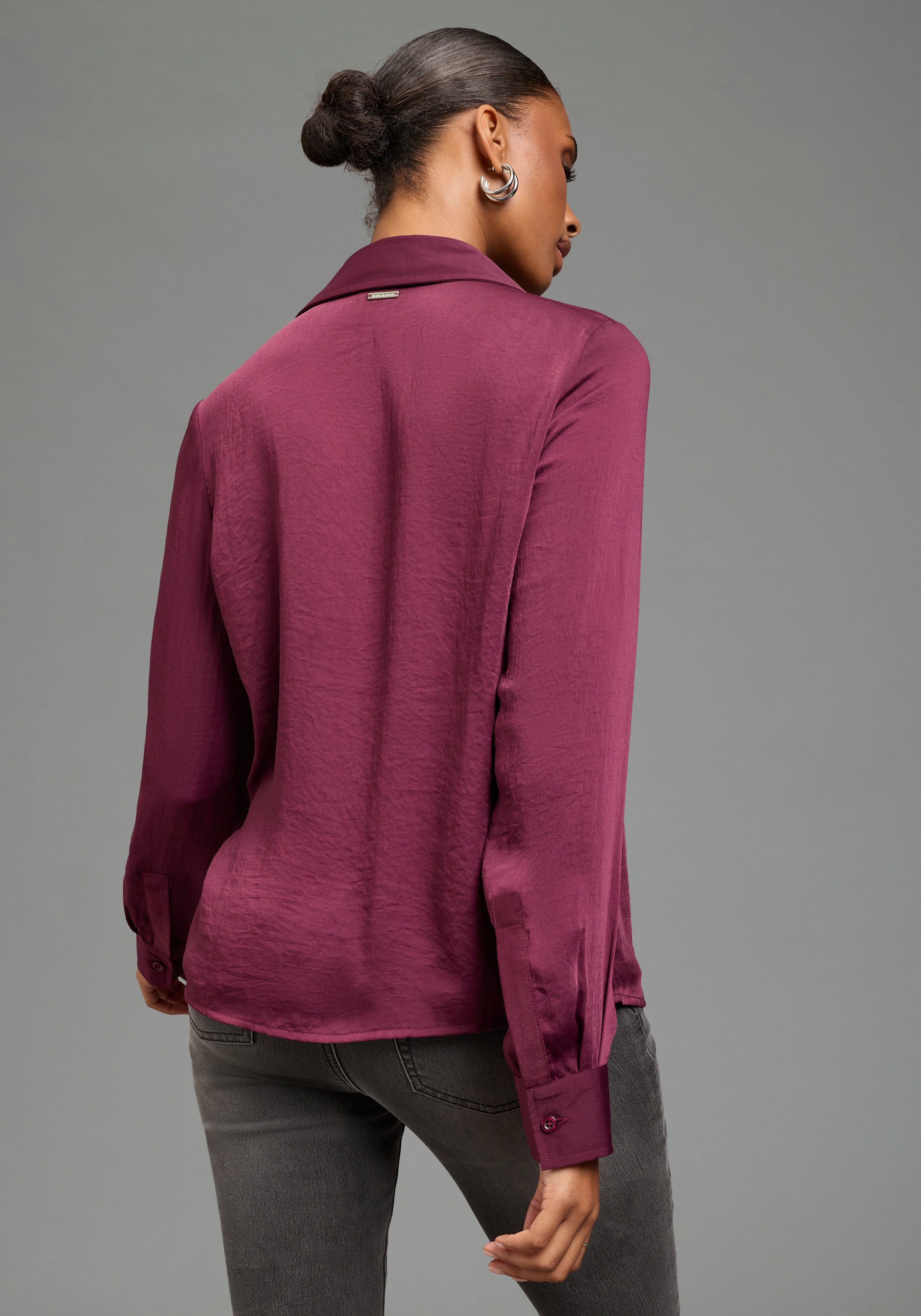 Bruno Banani Hemdbluse aus schimmernder Qualität, figurumspielende Passform, hüftlange – Bild 2 von 5