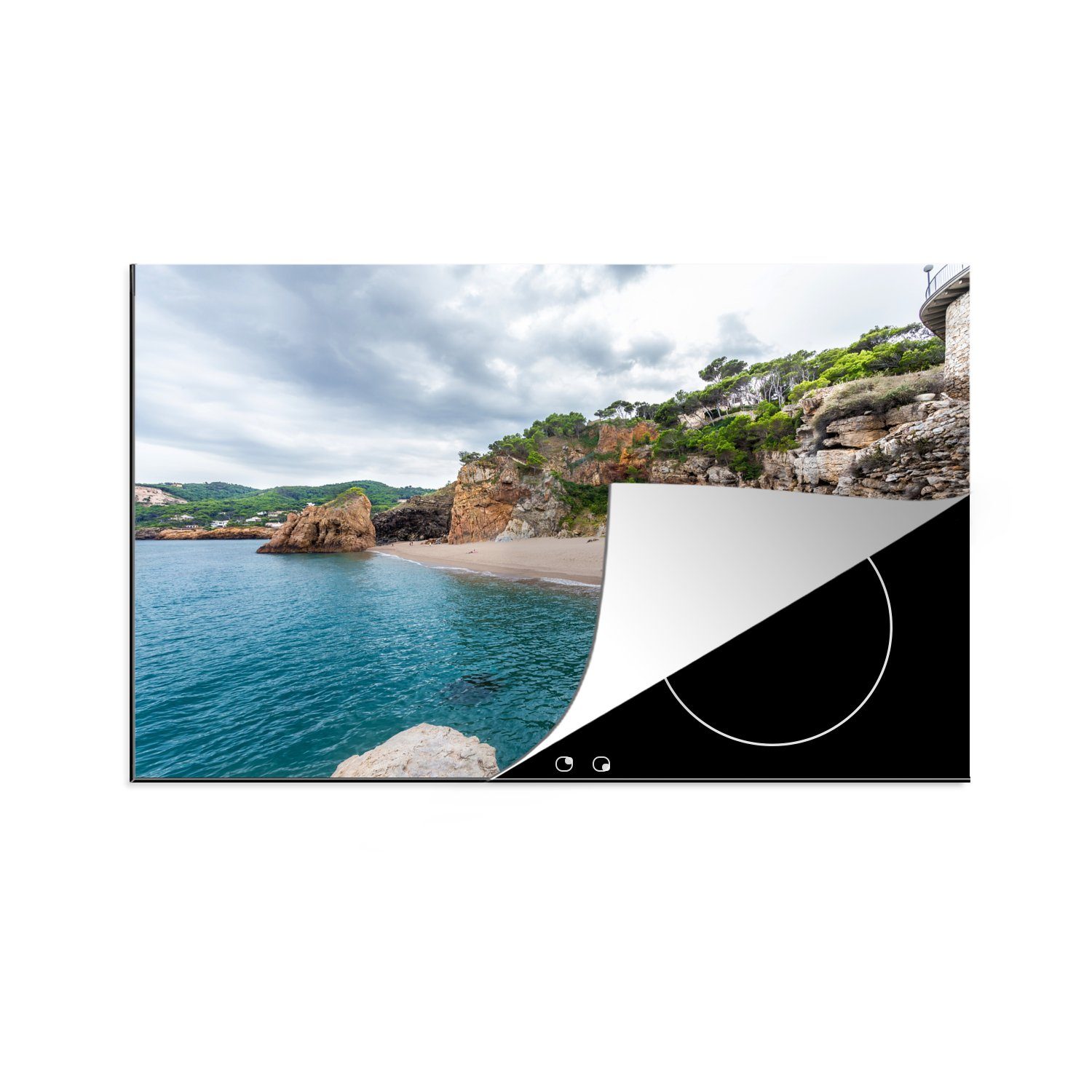 MuchoWow Herdblende-/Abdeckplatte Strand mit Felsen an der Costa Brava, Vinyl, (1 tlg), 81x52 cm, Induktionskochfeld Schutz für die küche, Ceranfeldabdeckung