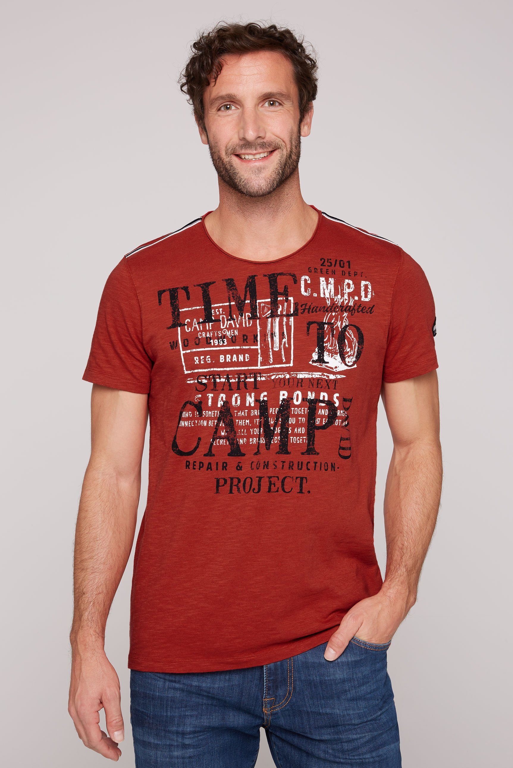 [Die neuesten Artikel im Ausland kaufen] CAMP DAVID red vorne und hinten vintage mit Logoprints T-Shirt