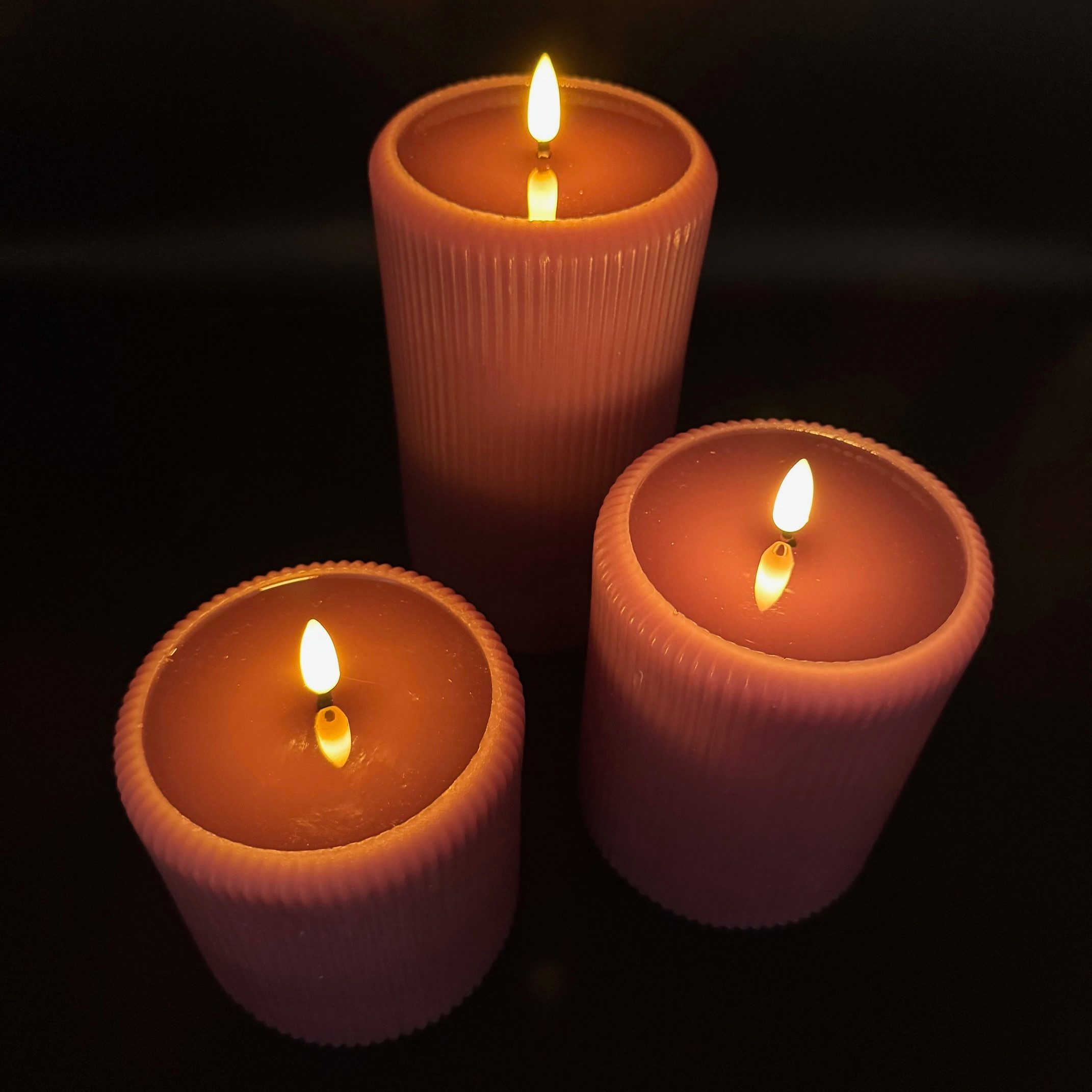 Online-Fuchs LED-Kerze 3 moderne LED Stumpenkerzen XL mit spiegelnder Flamme und Timer (aus Echtwachs gefertigt, in Grün, Grau, Blau und Pflaume), im modernen Rillendesign gehalten