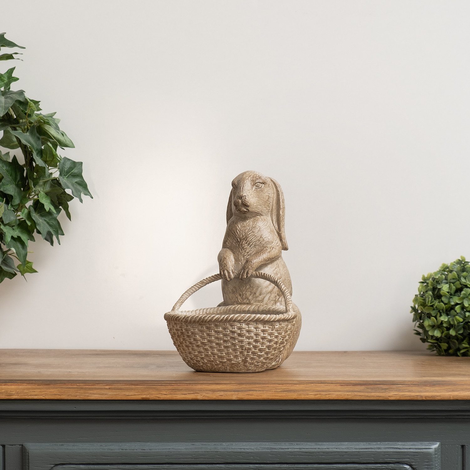 Moritz Dekofigur Dekofigur Hase mit Korb aus Resin 24,5 cm hoch, Polyresin Figuren Deko Geschenk Geometrische TierFigur Modern Skulptur