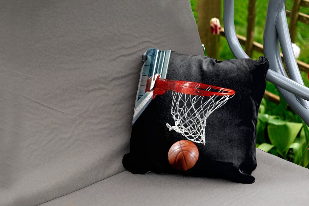 MuchoWow Dekokissen Ein Basketball neben Outdoor Dekokissenbezug, auf Hintergrund, Korb Kissenhülle, Dekokissen, schwarzem Kissenbezüge, dem