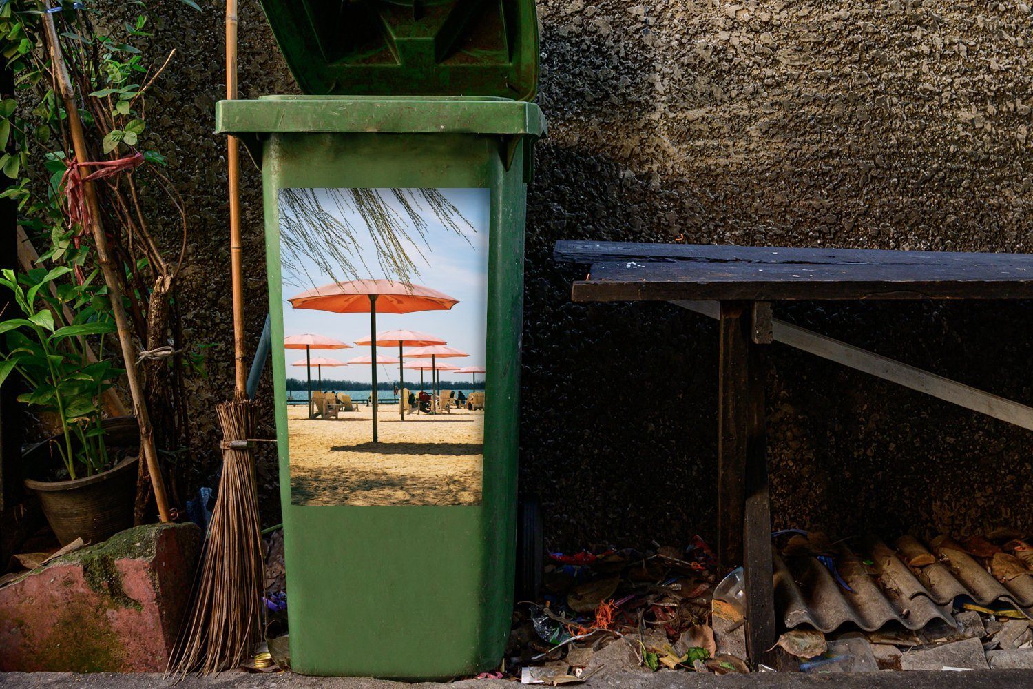 am St), Wandsticker Zuckerstrand MuchoWow Mülleimer-aufkleber, Mülltonne, Sonnenschirme (1 Container, Abfalbehälter Sticker,
