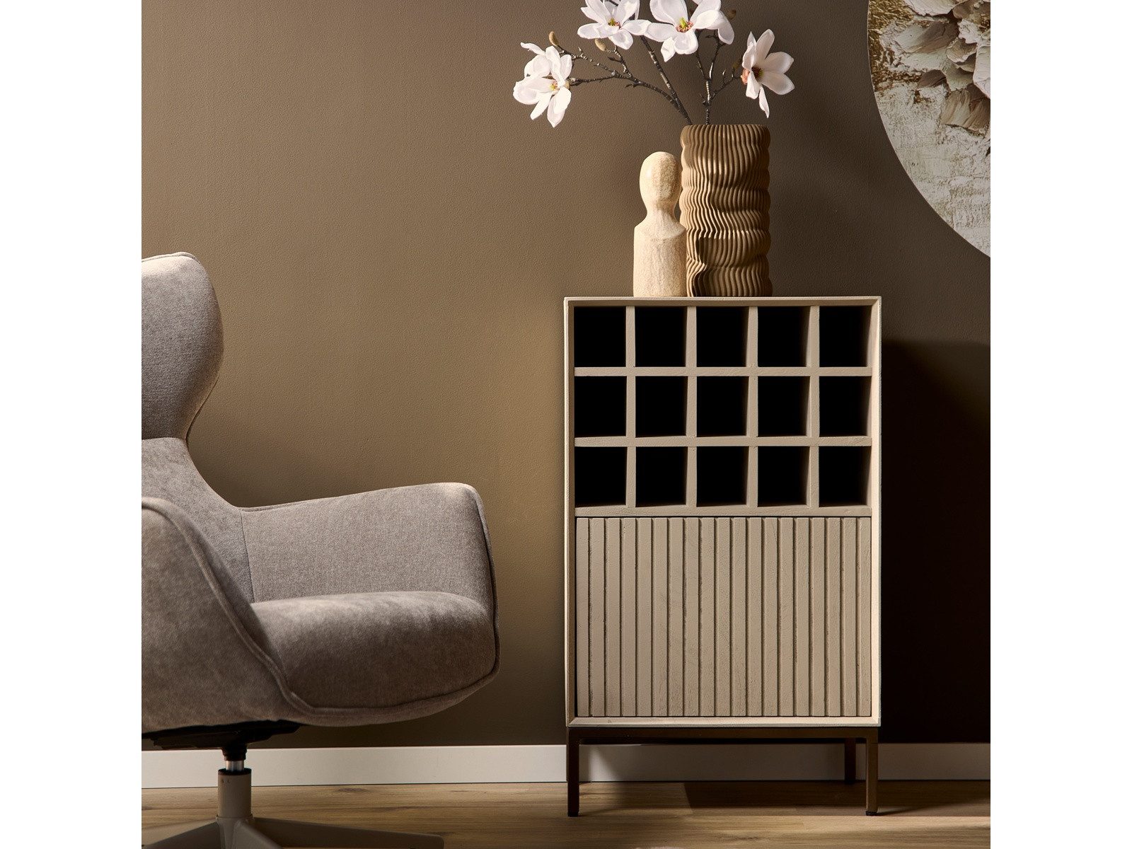 Villa Möbel Weinschrank (Packung, 1-St., 1 St. Weinschrank) Mangoholz 15 Fächer Lamellentür Bronze-Finish